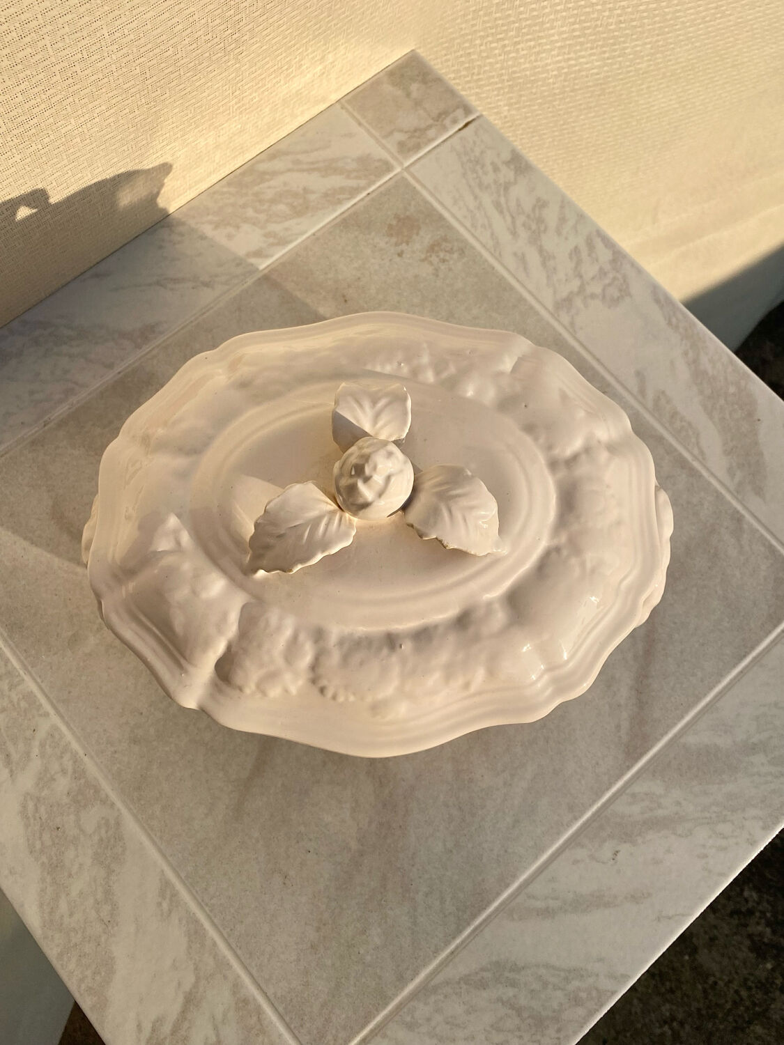 Antique soup tureen in faience, Pont-aux-Choux style.