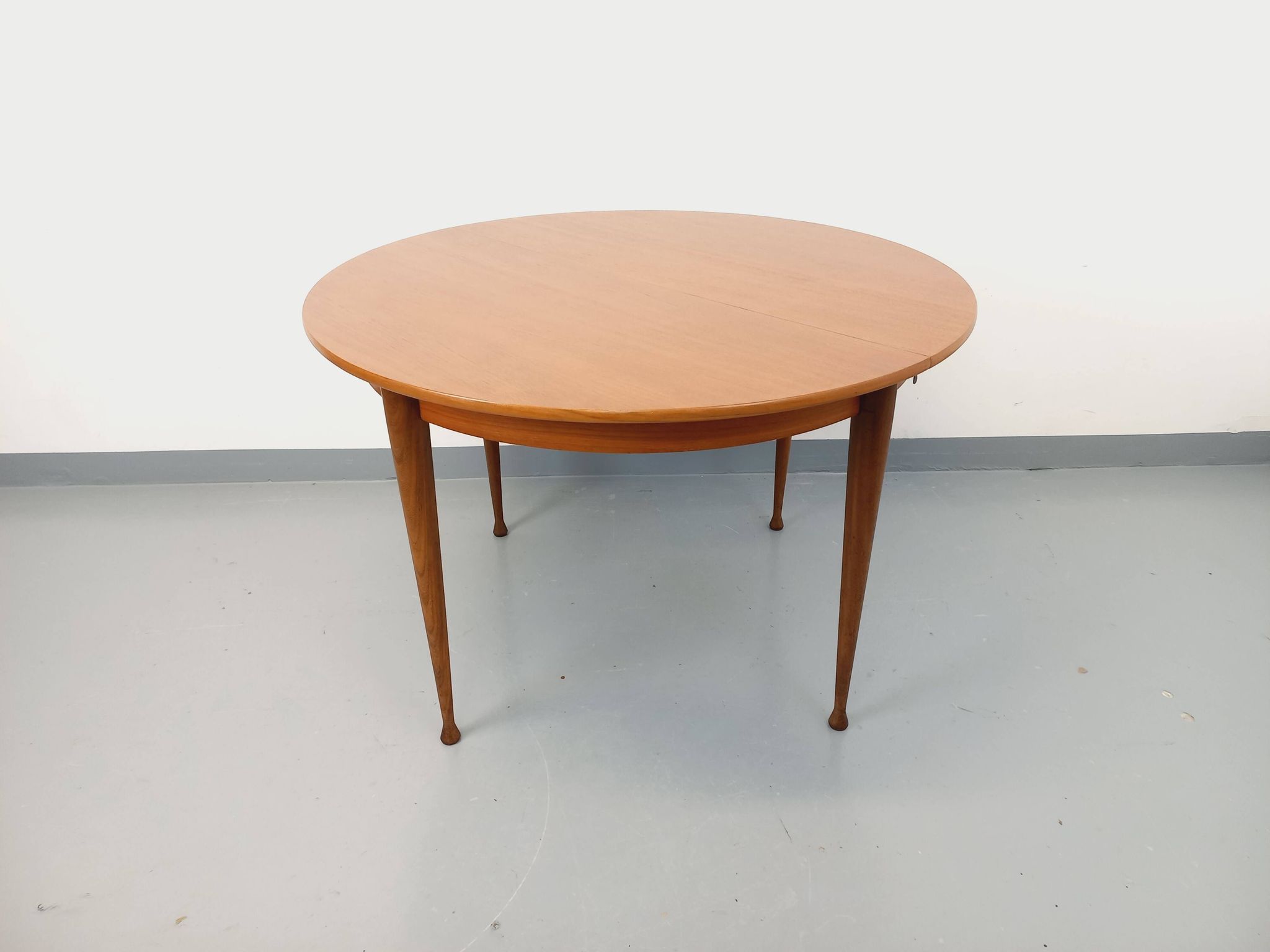 Round dining table in vintage Scandinavian style from the 50s and 60s in teak.
