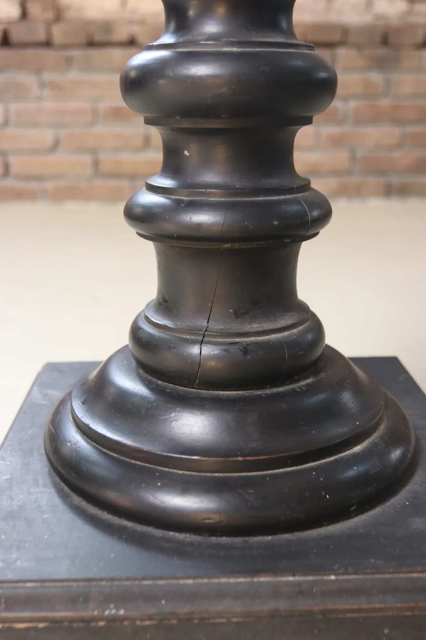Ebonised wooden column with turned spiral shaft – Napoleon III, 19th c.