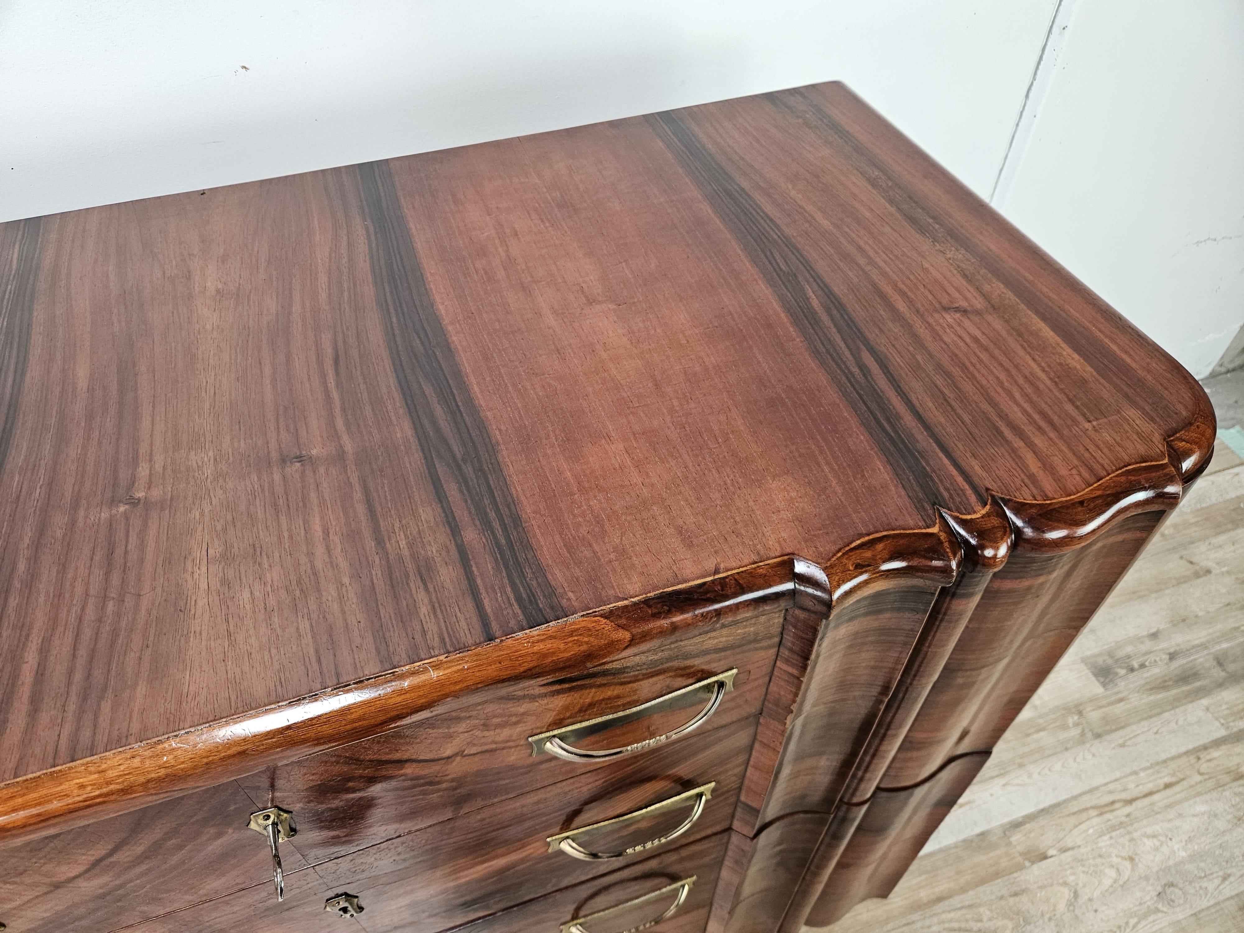 Commode en noyer avec 4 tiroirs et poignées en laiton, années 1940