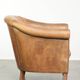 Fauteuil club en peau de mouton confortable de couleur cognac.