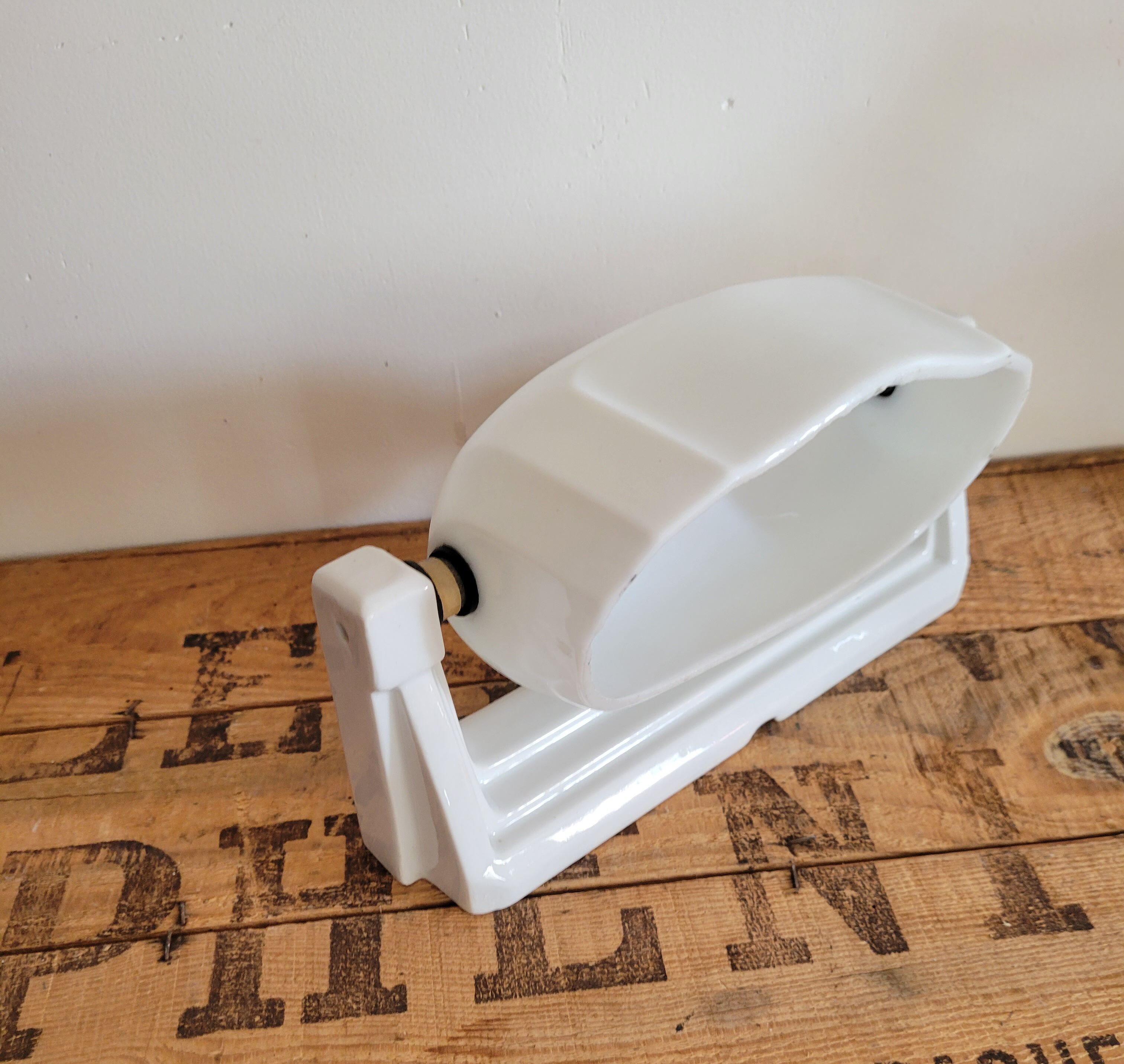 Porcelain and opaline wall lamp