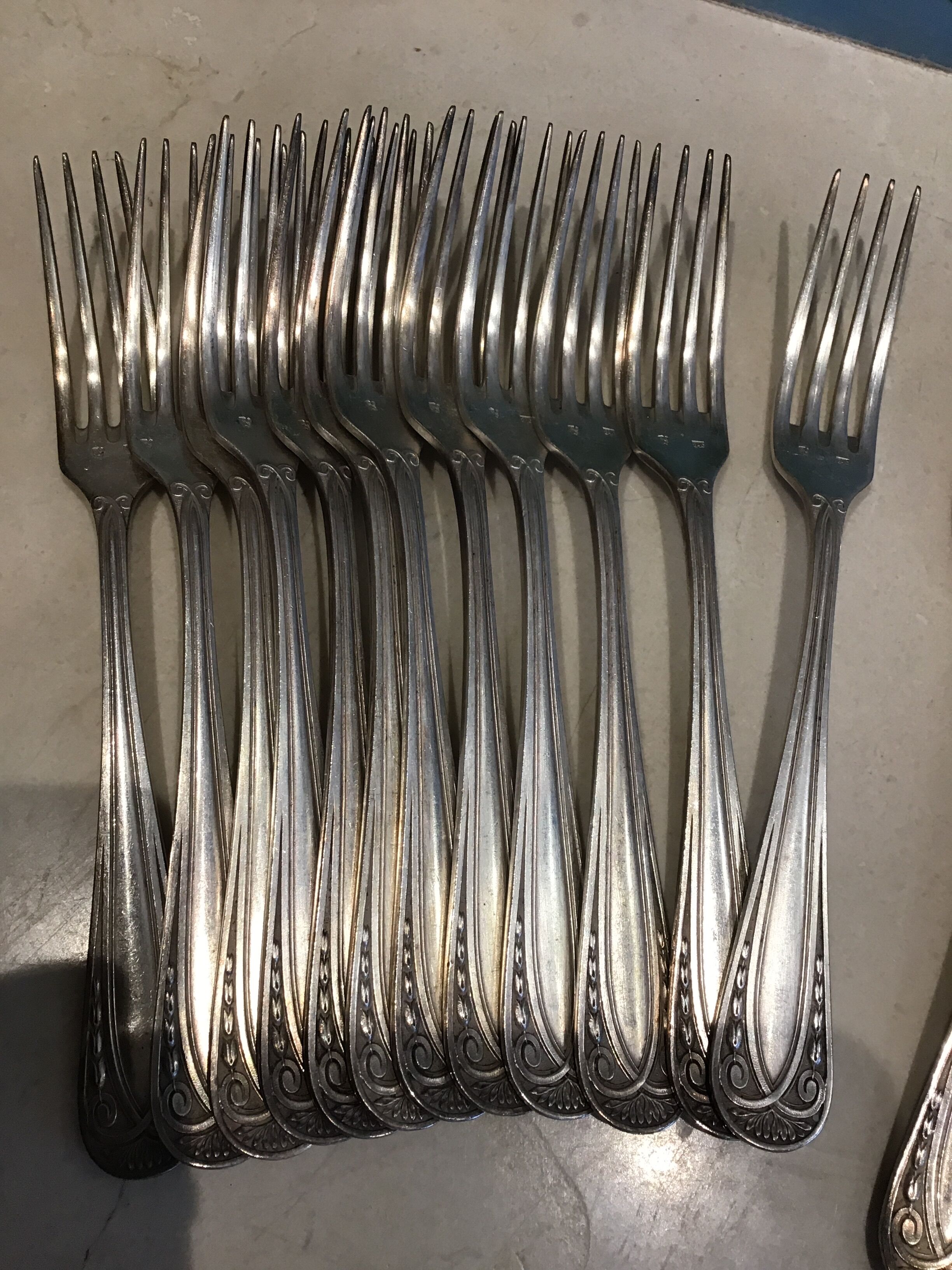 Set of 12 forks and 12 silver metal