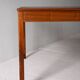 Table basse scandinave vintage en teck avec bord sculpté