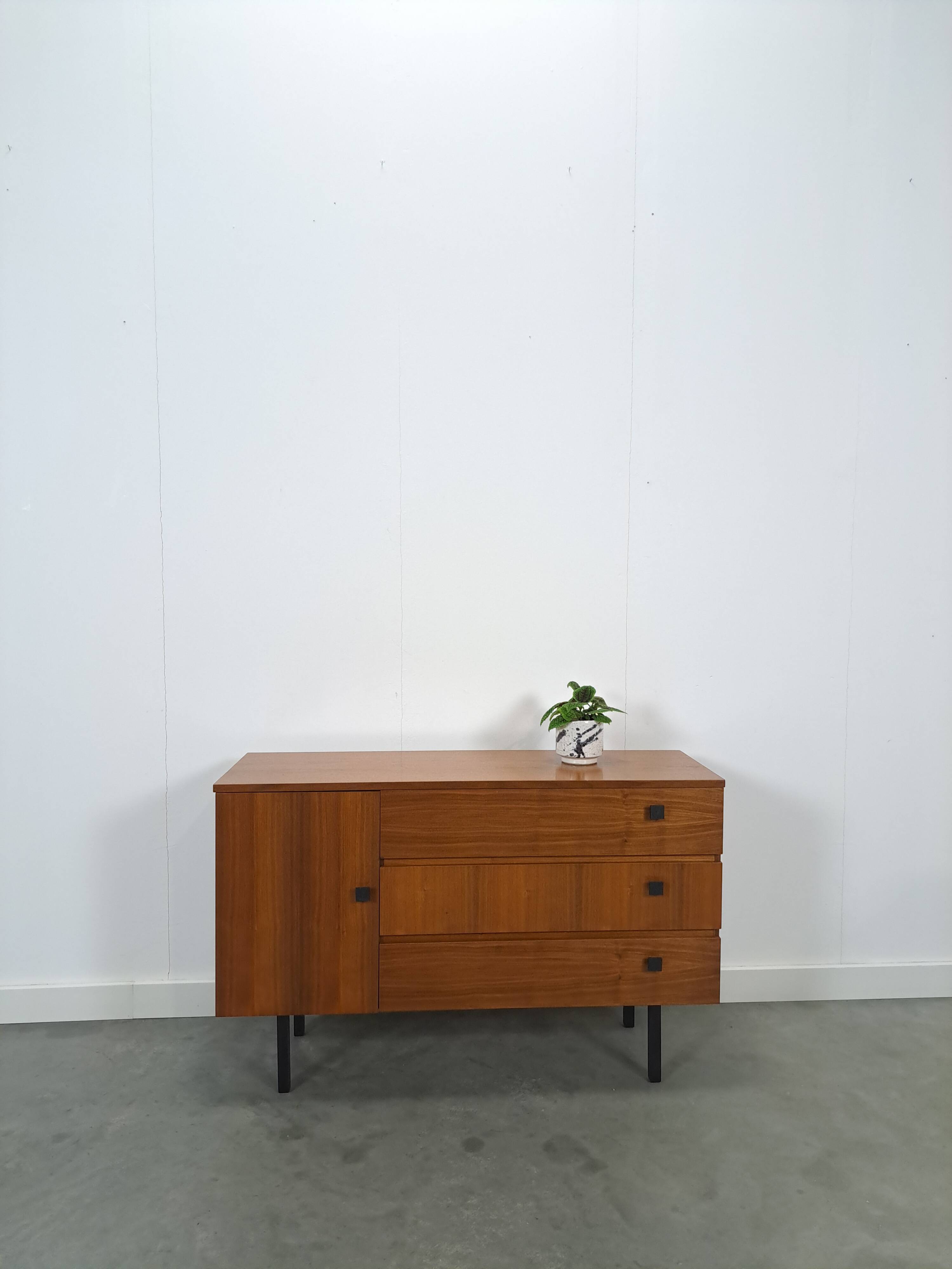 Armoire avec espace de rangement et poignées noires, buffet vintage