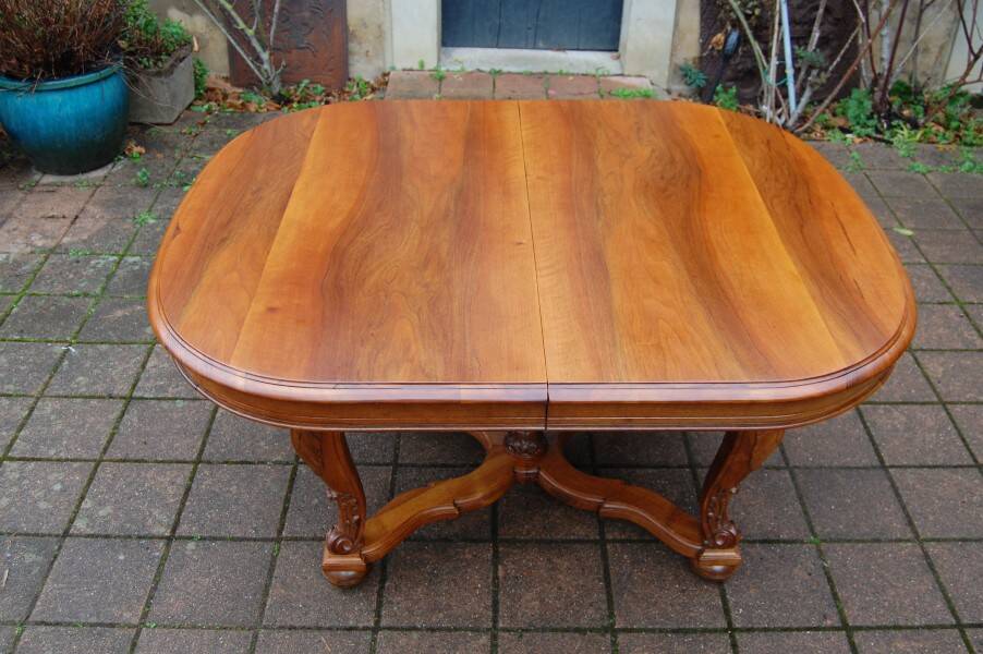 Napoleon III period walnut table from the late 19th century with extensions for 16 covers.