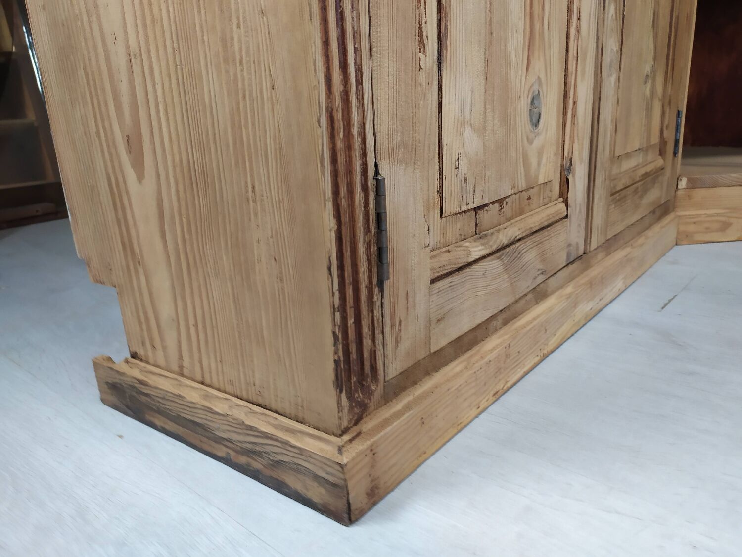 Bistro corner bookcase