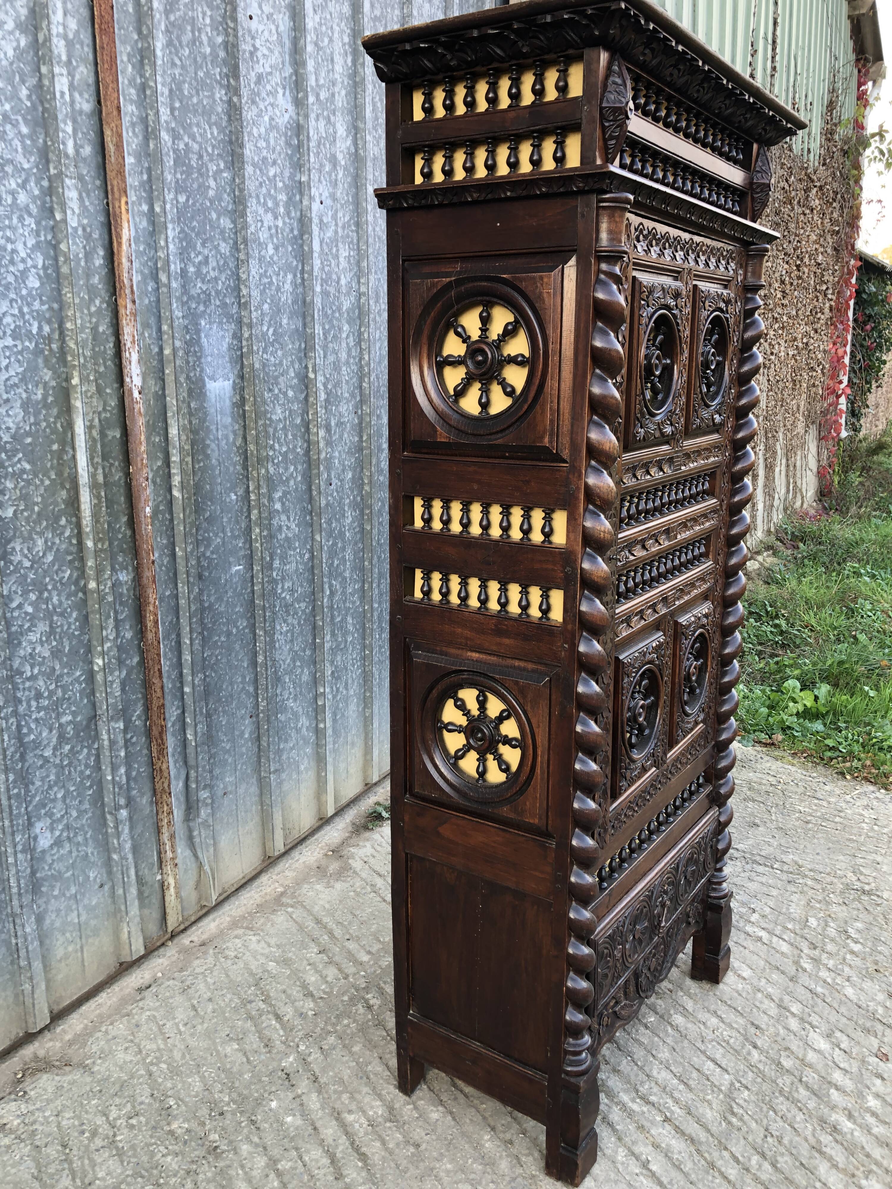 Breton bonnet cupboard in solid oak with 1 door and 1 drawer.