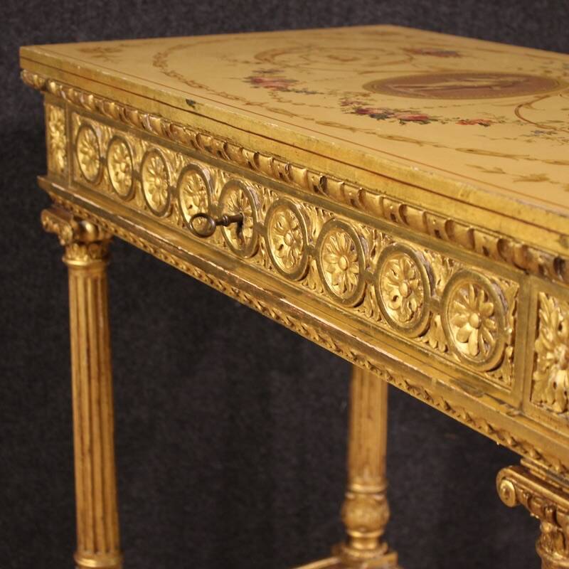 Table d'appoint laquée et dorée française par Sormani dans le style Louis XVI