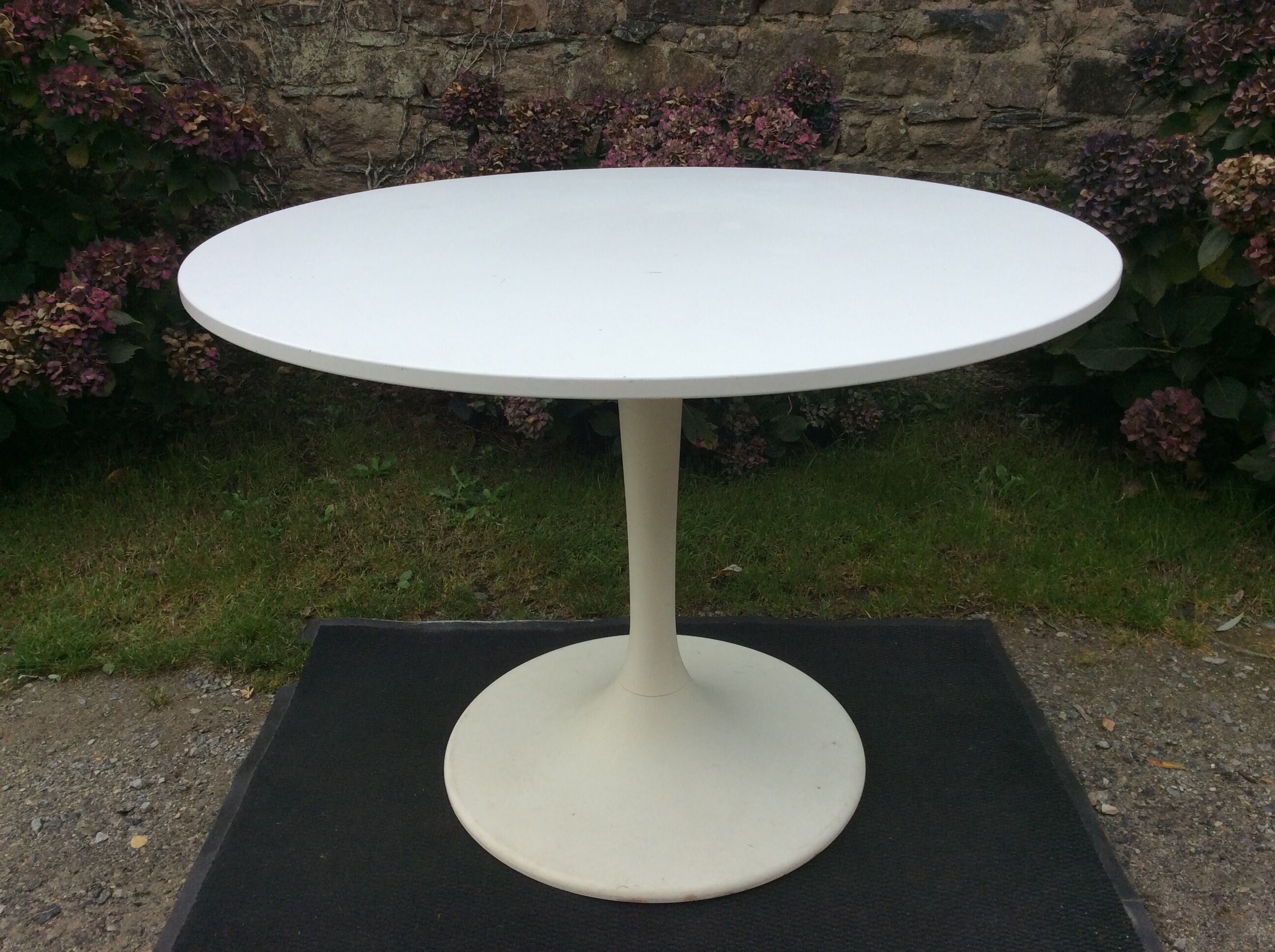 Vintage round table with tulip pvc base