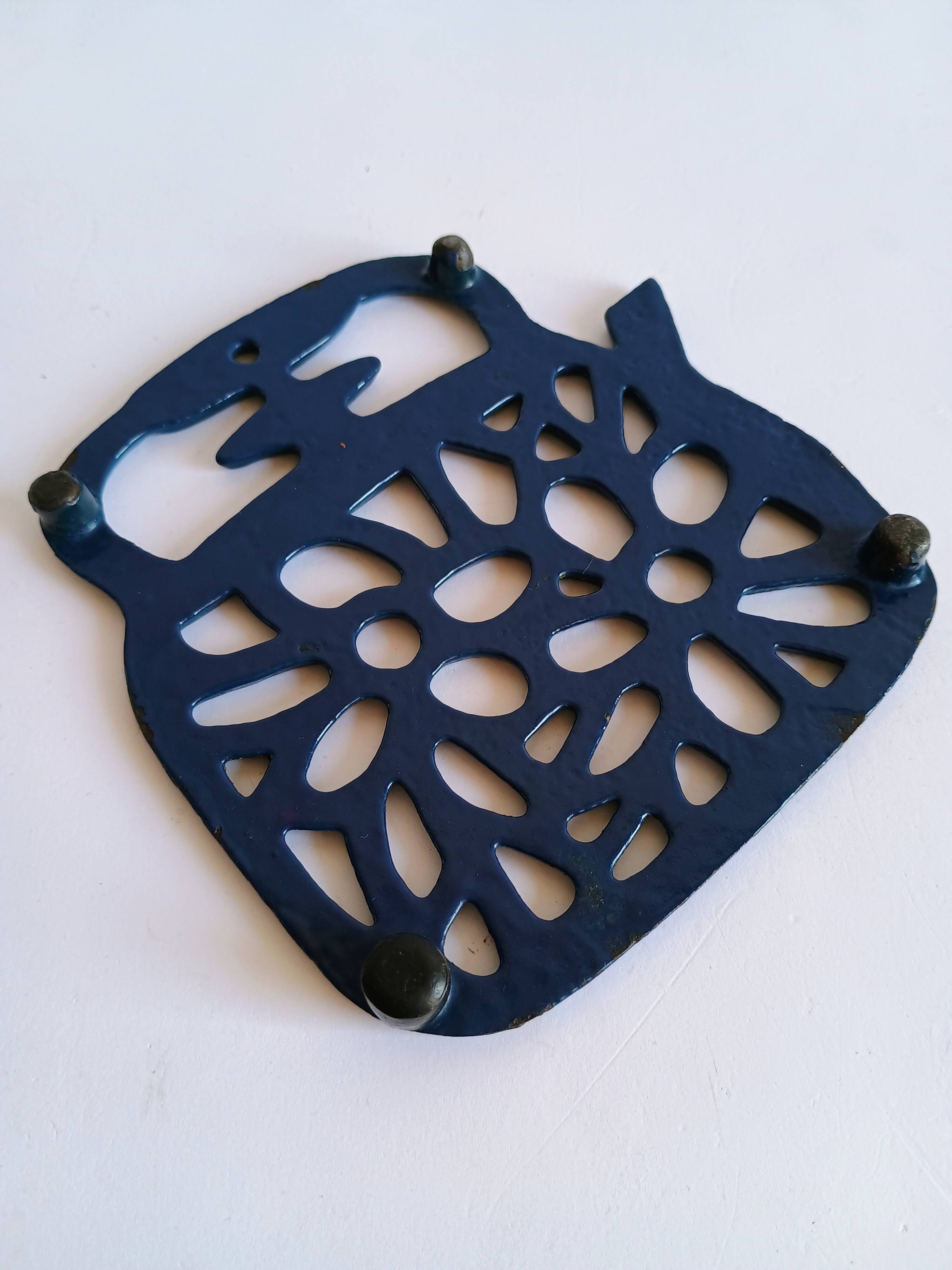 Kettle-shaped cast iron trivet