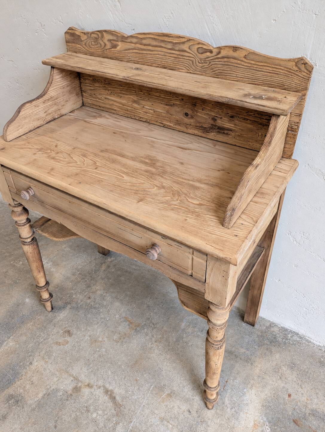 Bureau / coiffeuse ancienne en bois brut avec étagère