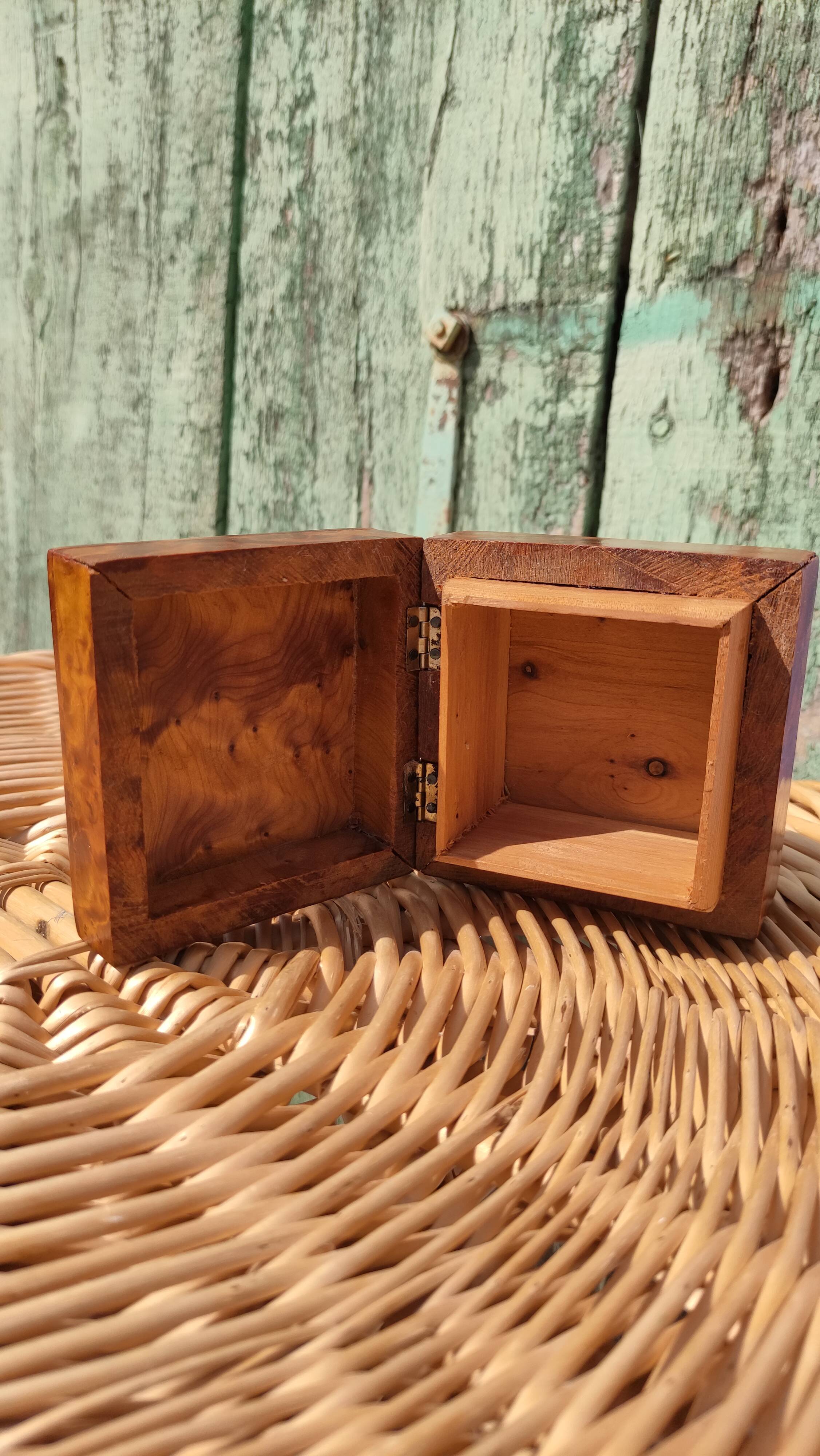Old box in thuja magnifying glass Napoleon III style