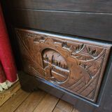 Ancien grand coffre en bois sculpté acheté en Chine