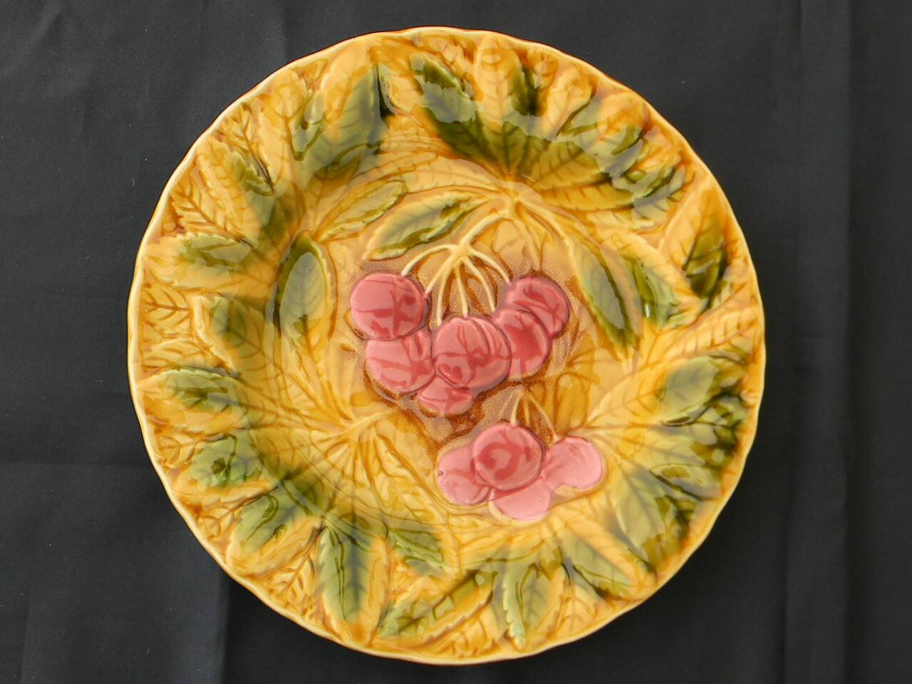 6 dessert plates in Sarreguemines barbotine. Fruit decoration.