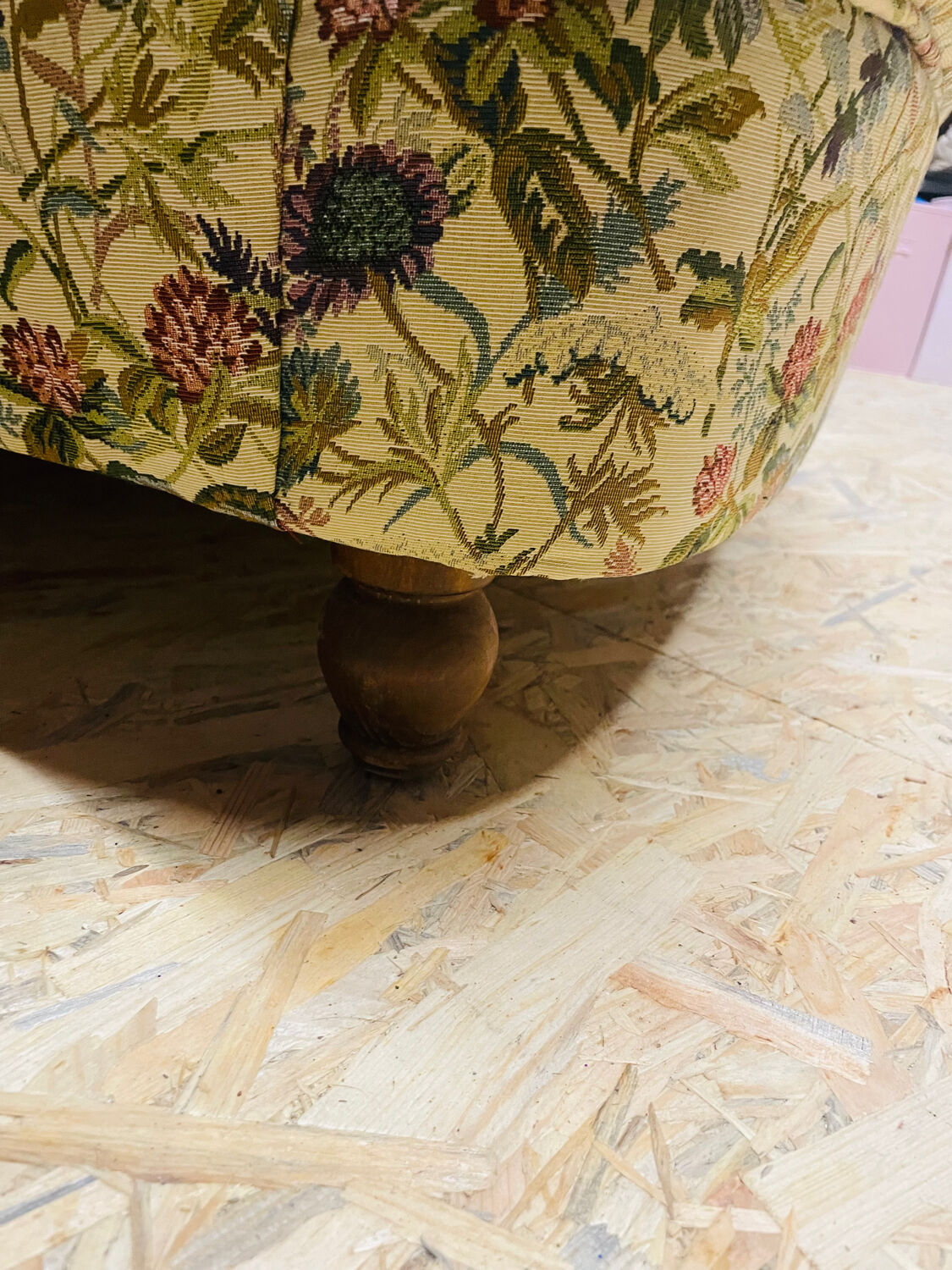 Flowered canapé in chic Grandmother style