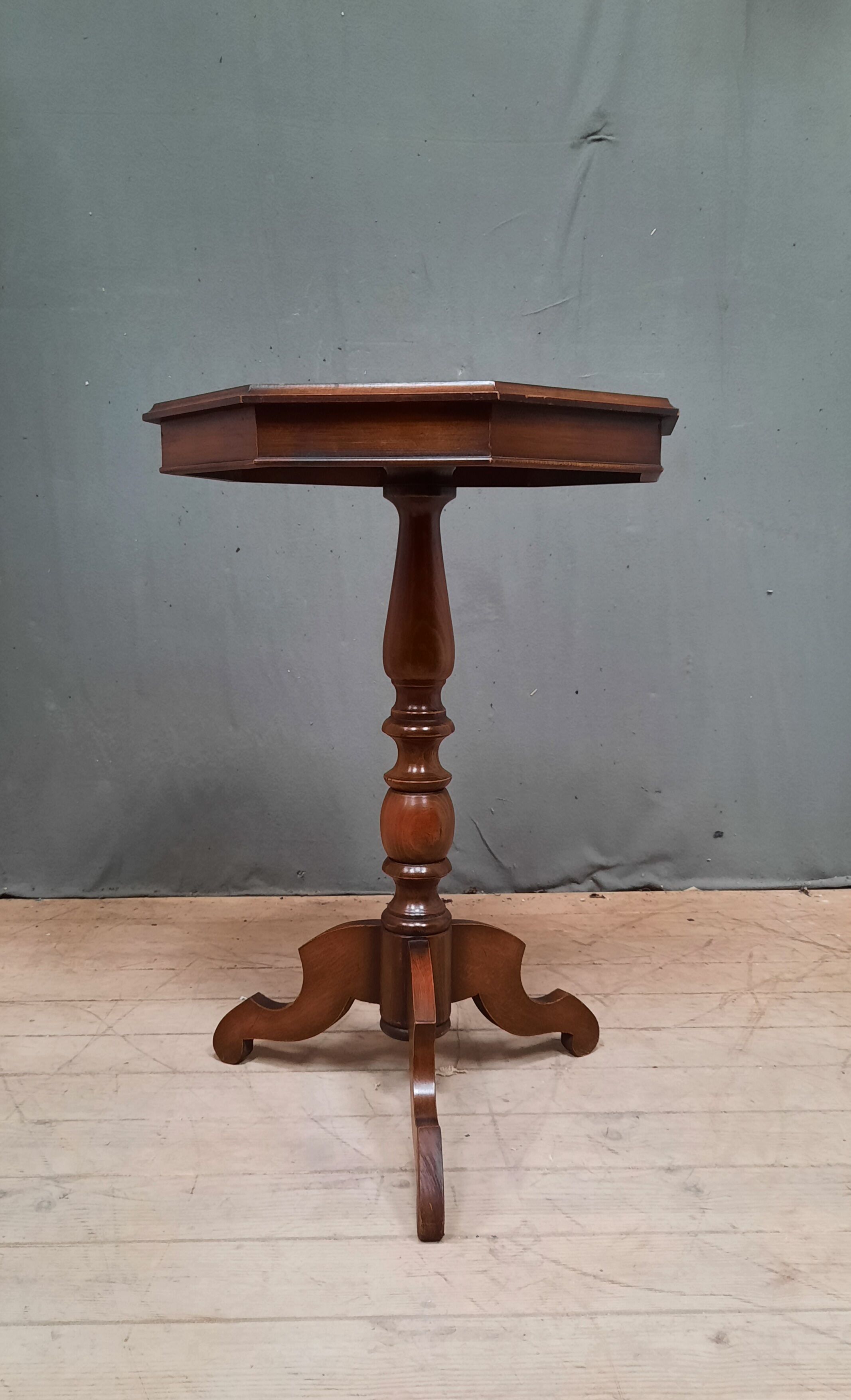 Gieridon on central foot