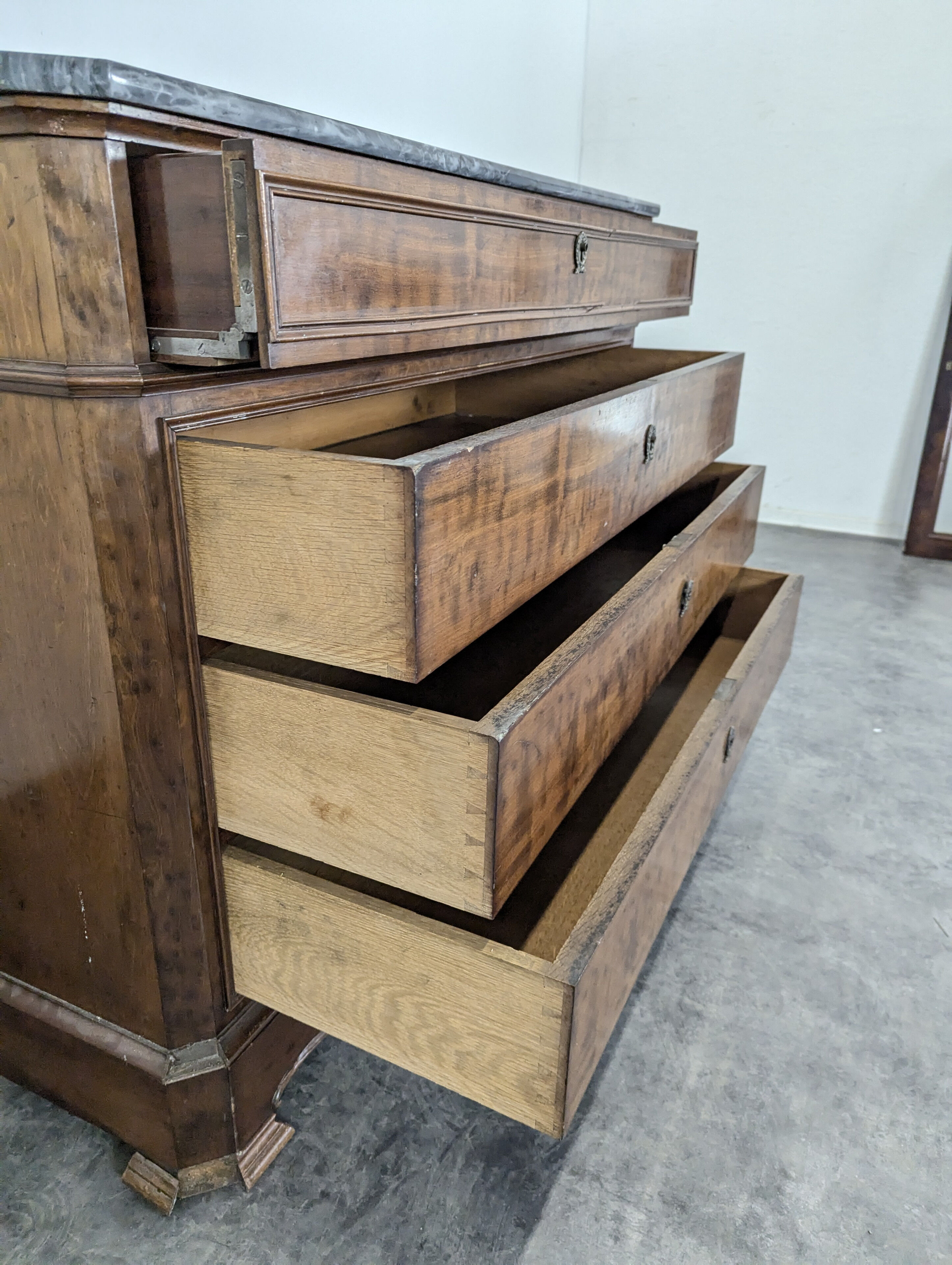 Period restoration mahogany chest of drawers