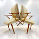 Une paire de chaises vintage avec des rayures