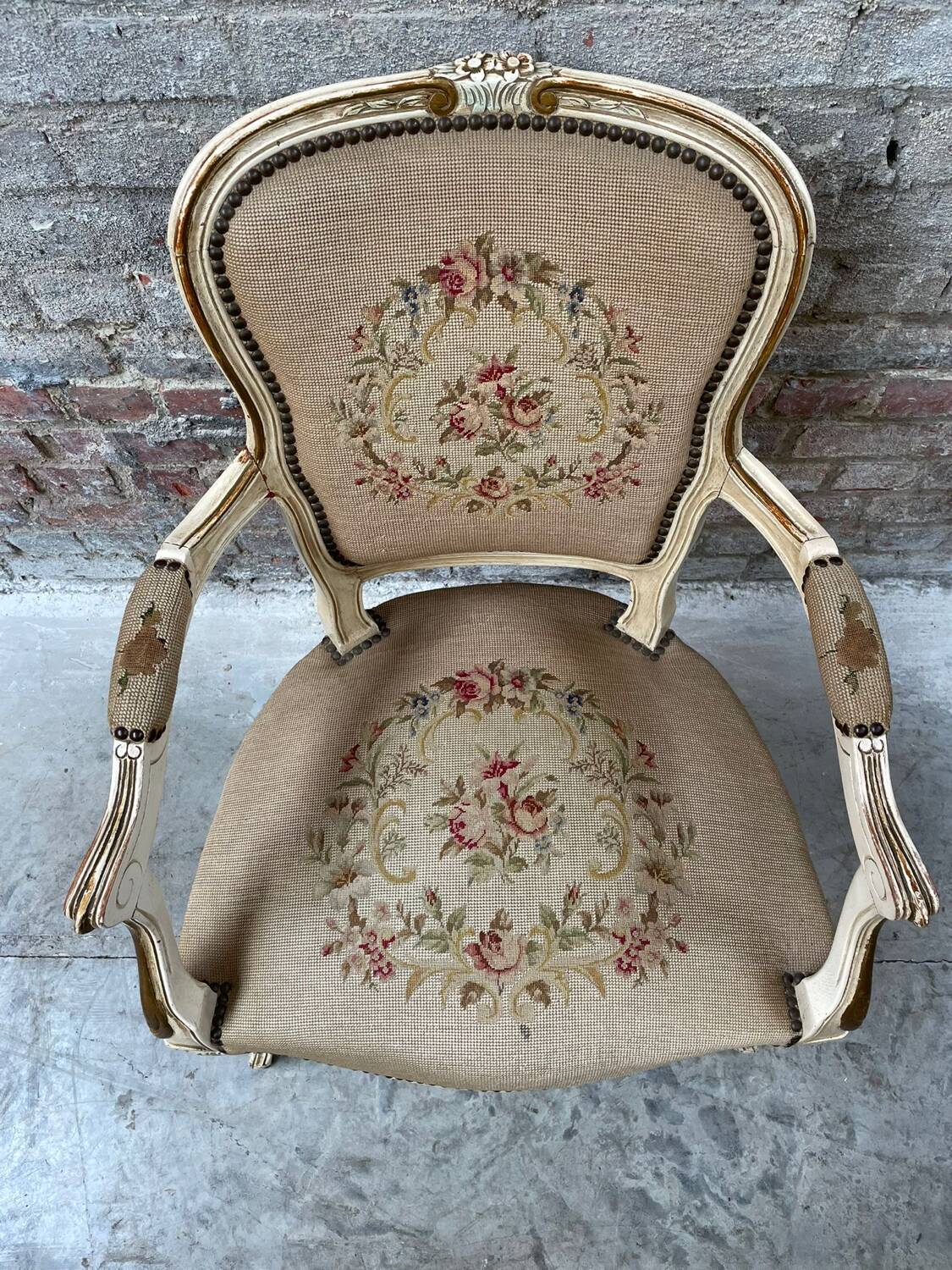 Fauteuil français avec tapisserie florale