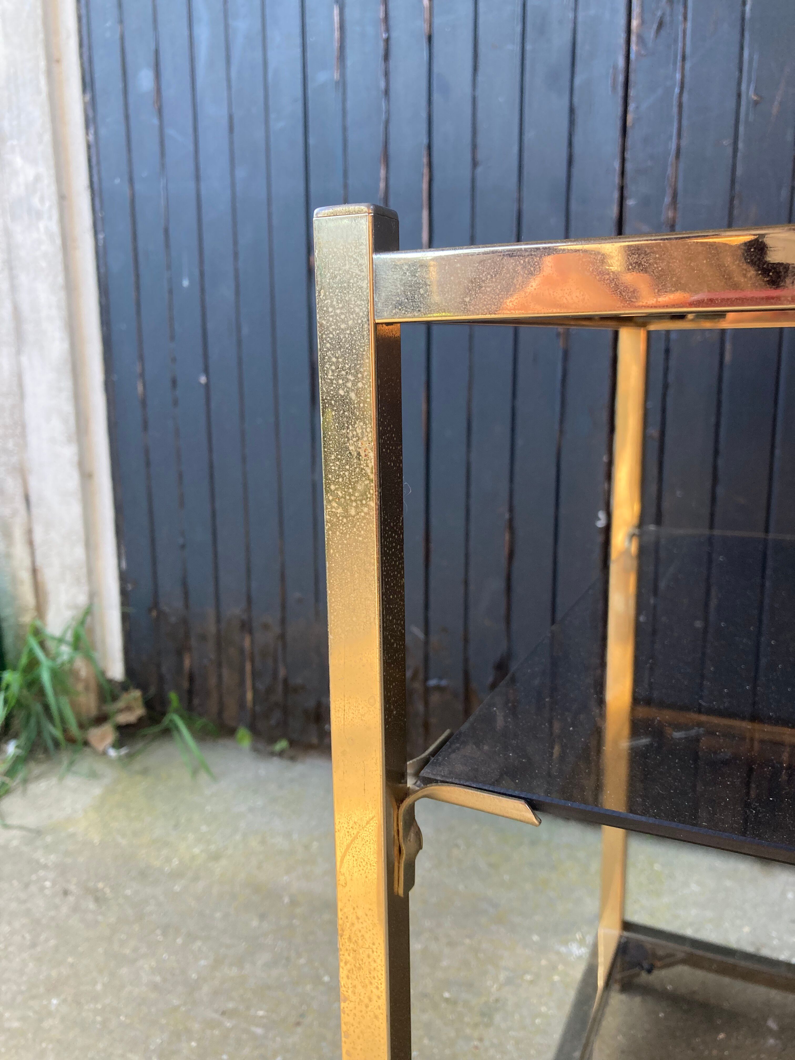 Table d’appoint doré et verre fumée