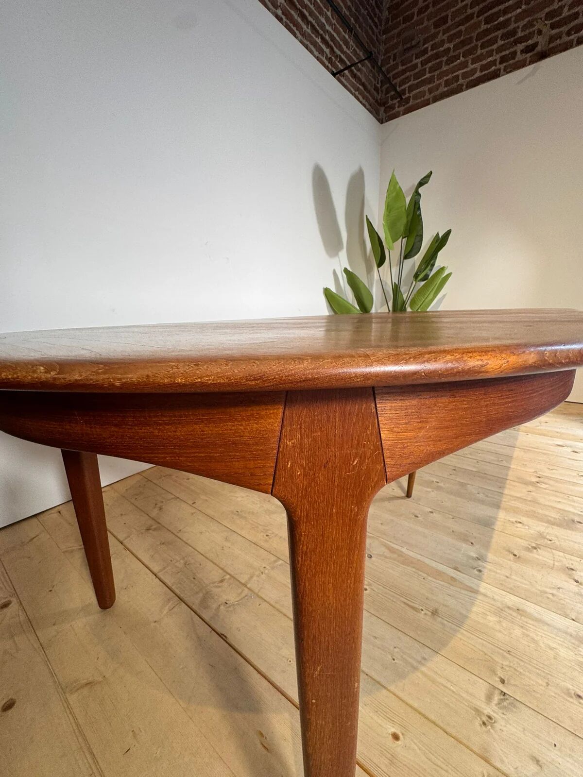 Round dining table model 62 in teak, 1958