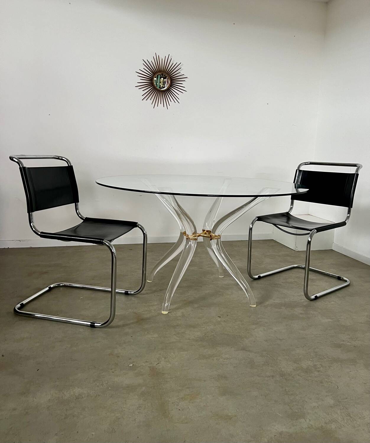 Venice model round dining table from Madelia by Paris Altuglas foot