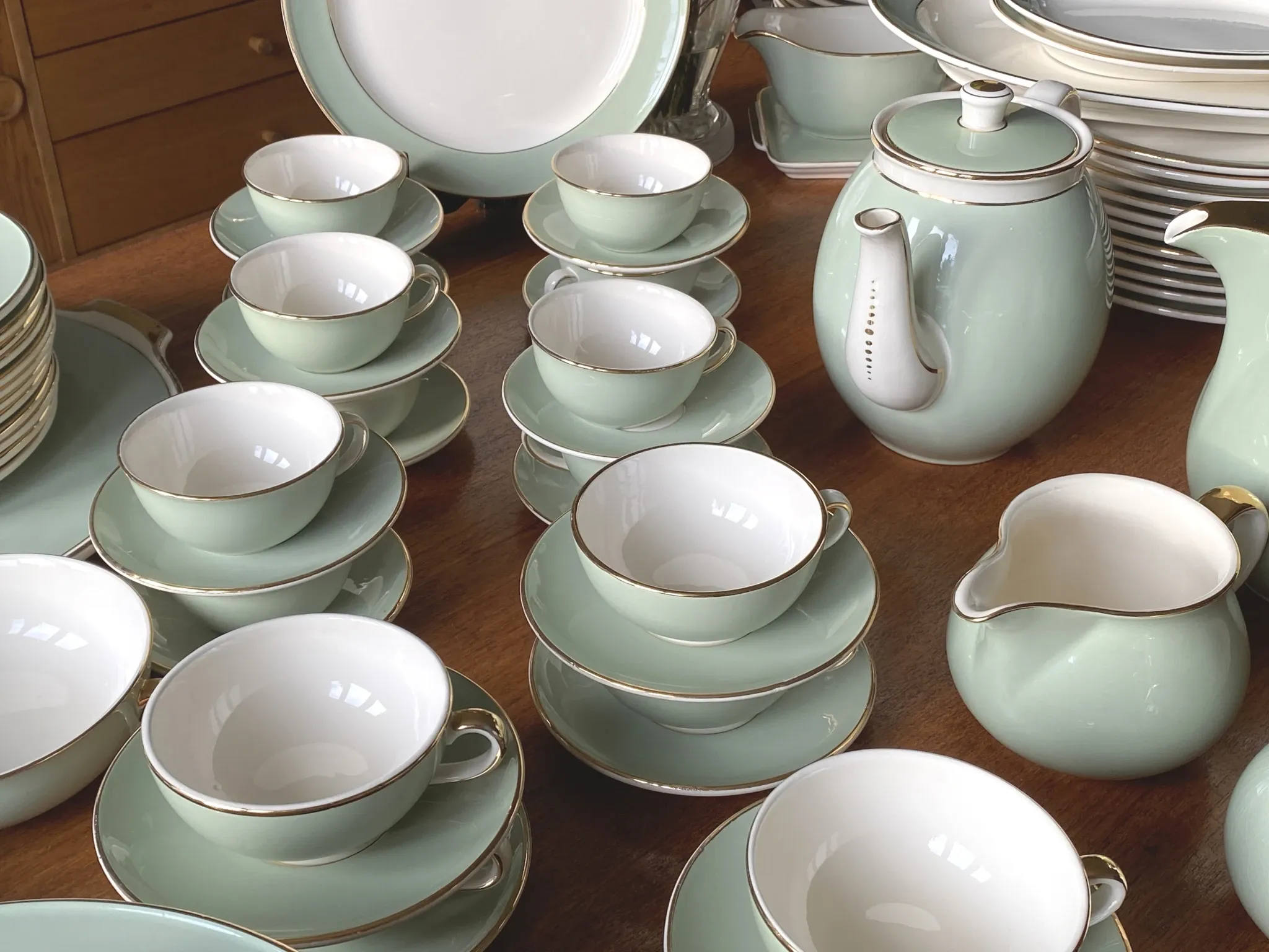 Villeroy & Boch table service in celadon green and ivory - 102 pieces