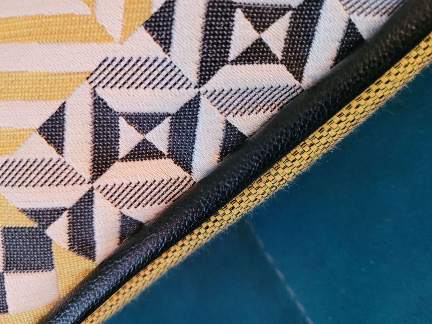 Coussins graphiques passepoil cuir
