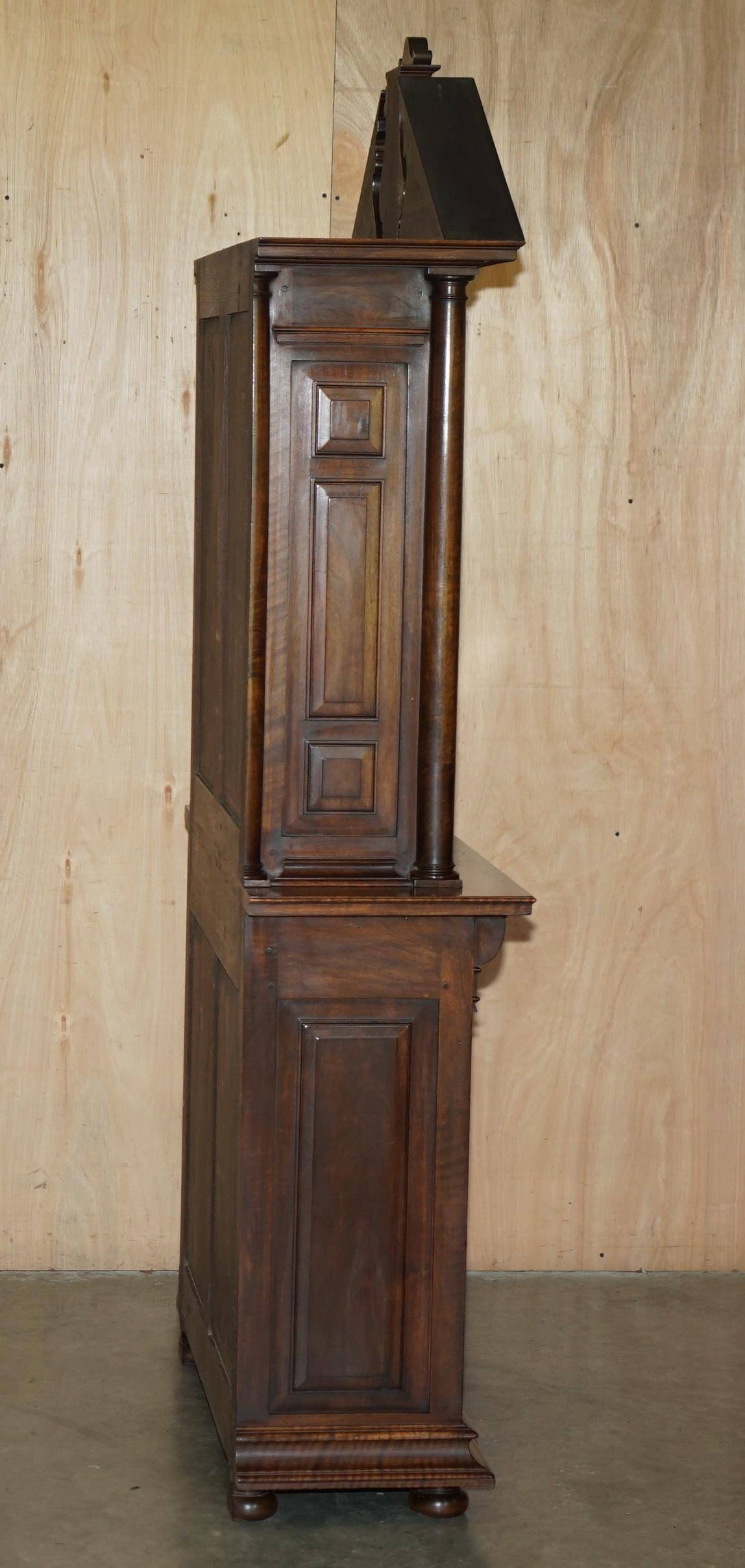 Cabinet Louis XIII revival en noyer et marbre sculpté