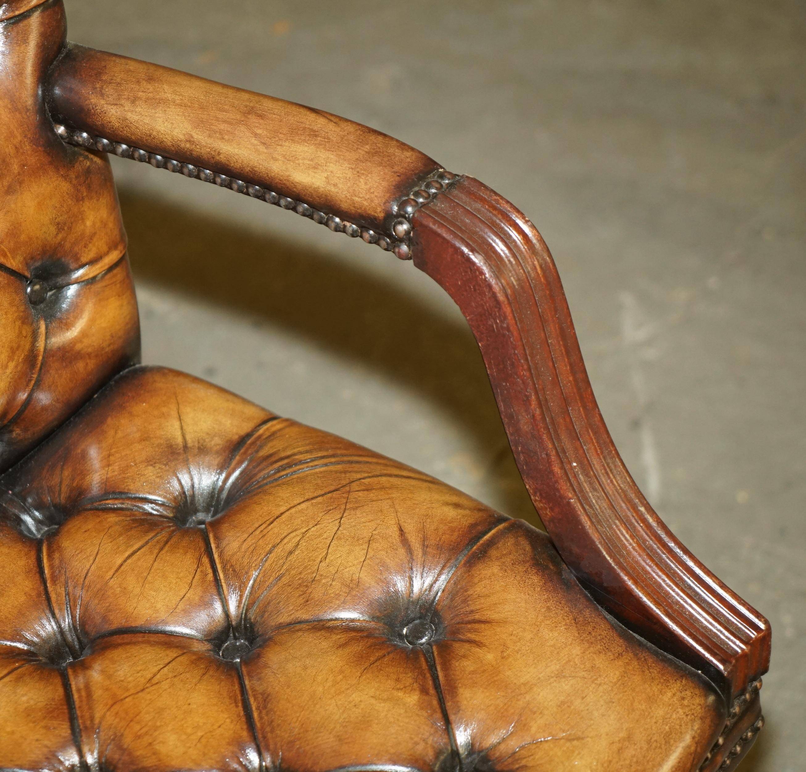 Chaise Chesterfield capitane restaurée en cuir