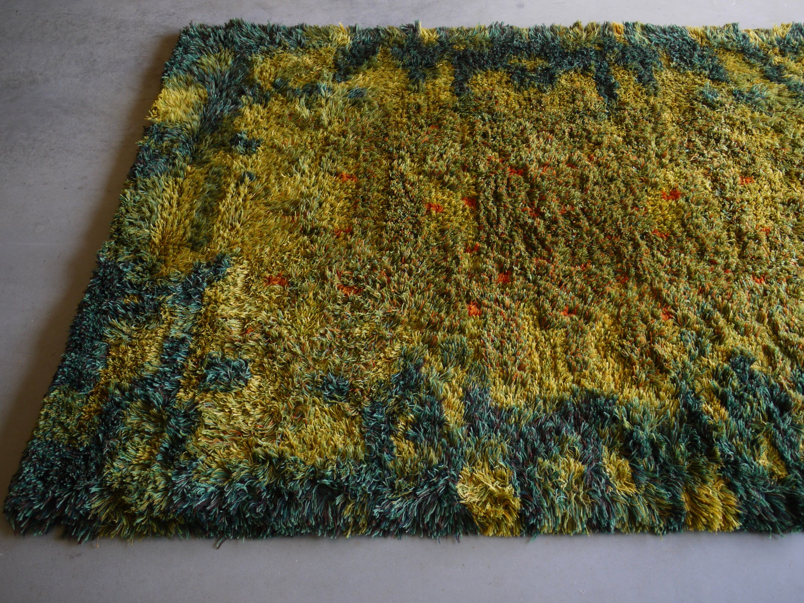 Tapis scandinave abstrait à poils hauts années 1960