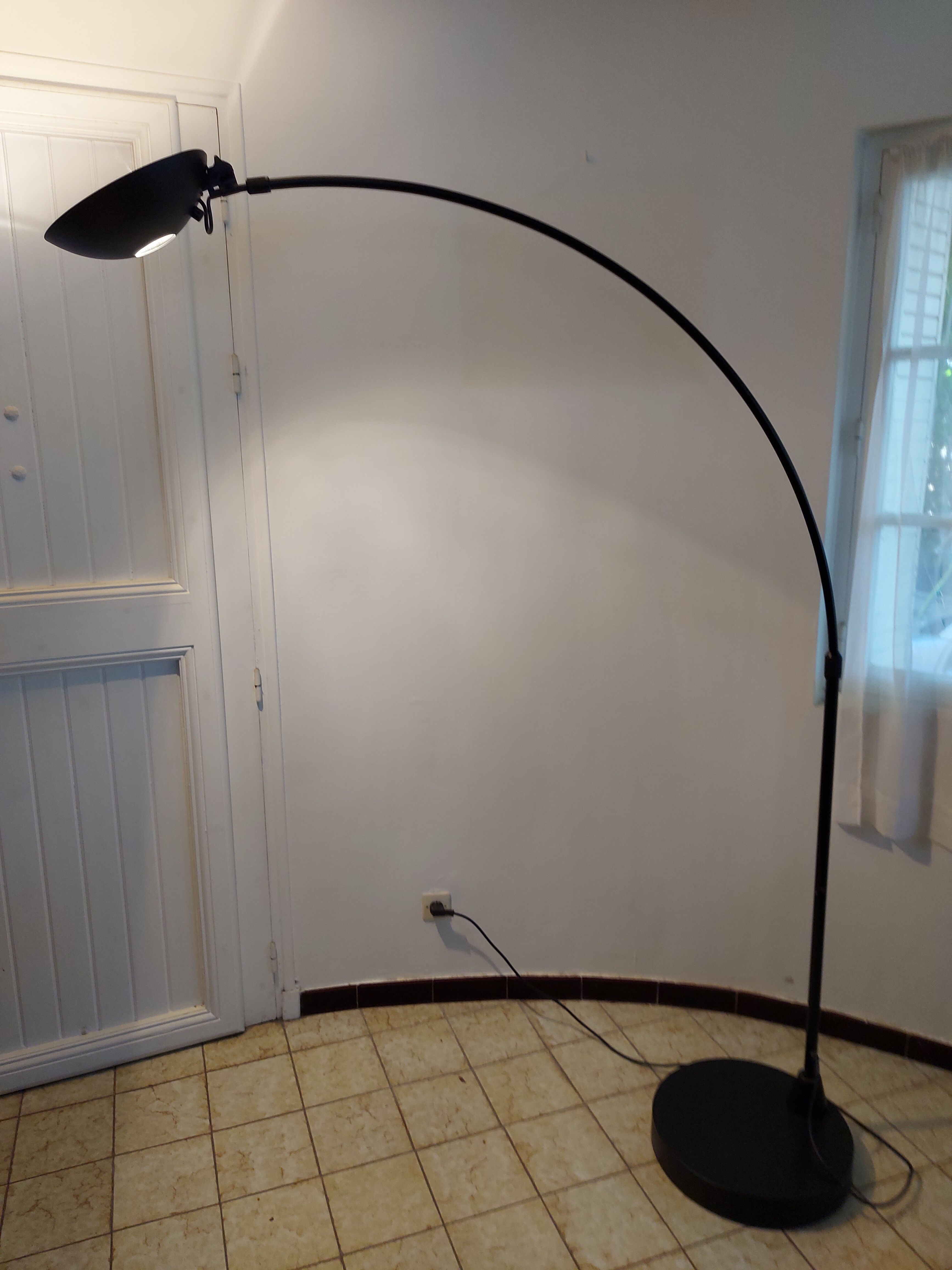 Lampadaire noir arqué Leonardo Marelli pour Estiluz vintage 1980'S