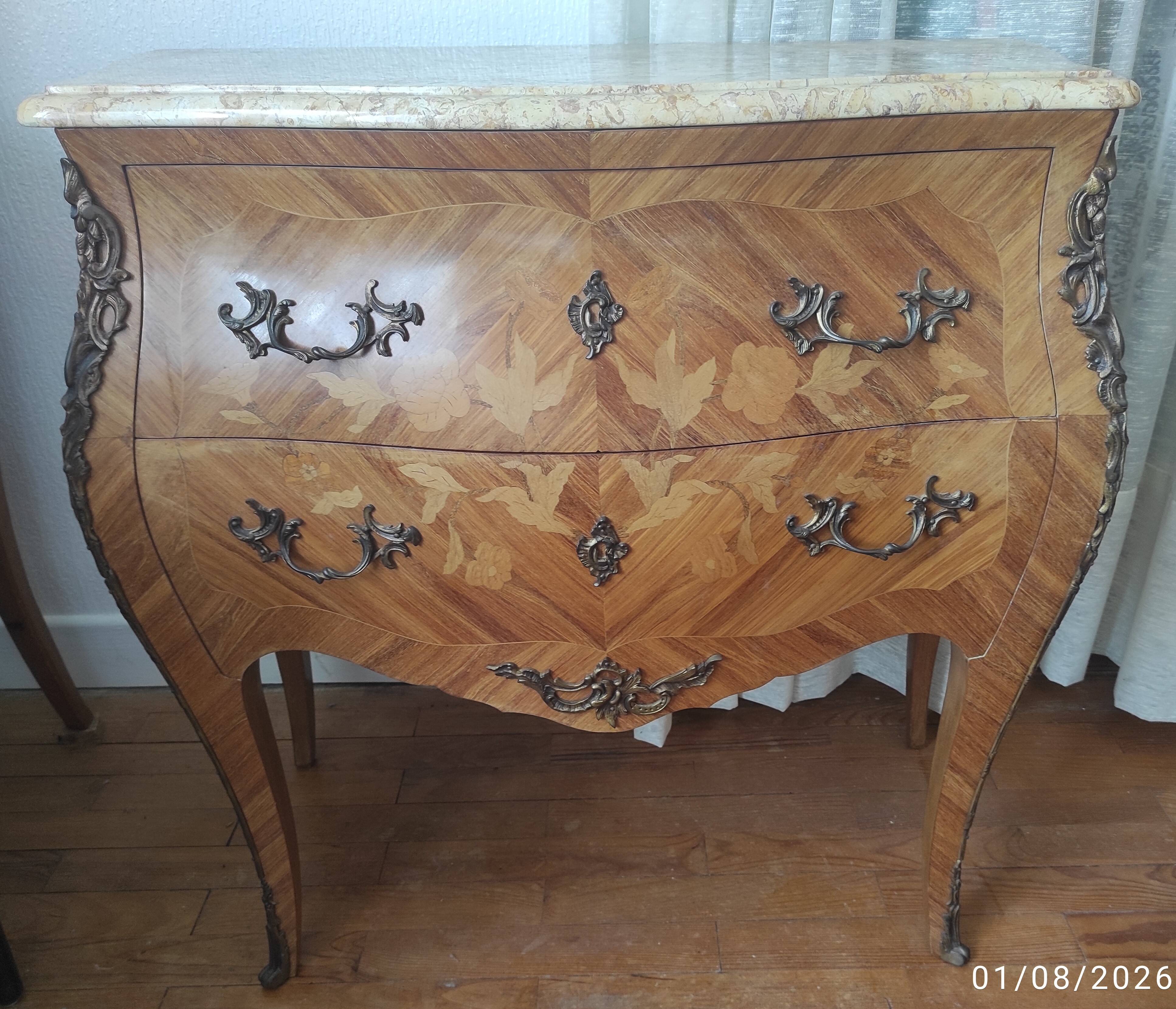 Commode sauteuse galbée style Louis XV-Marqueterie florale et marbre-TBE
