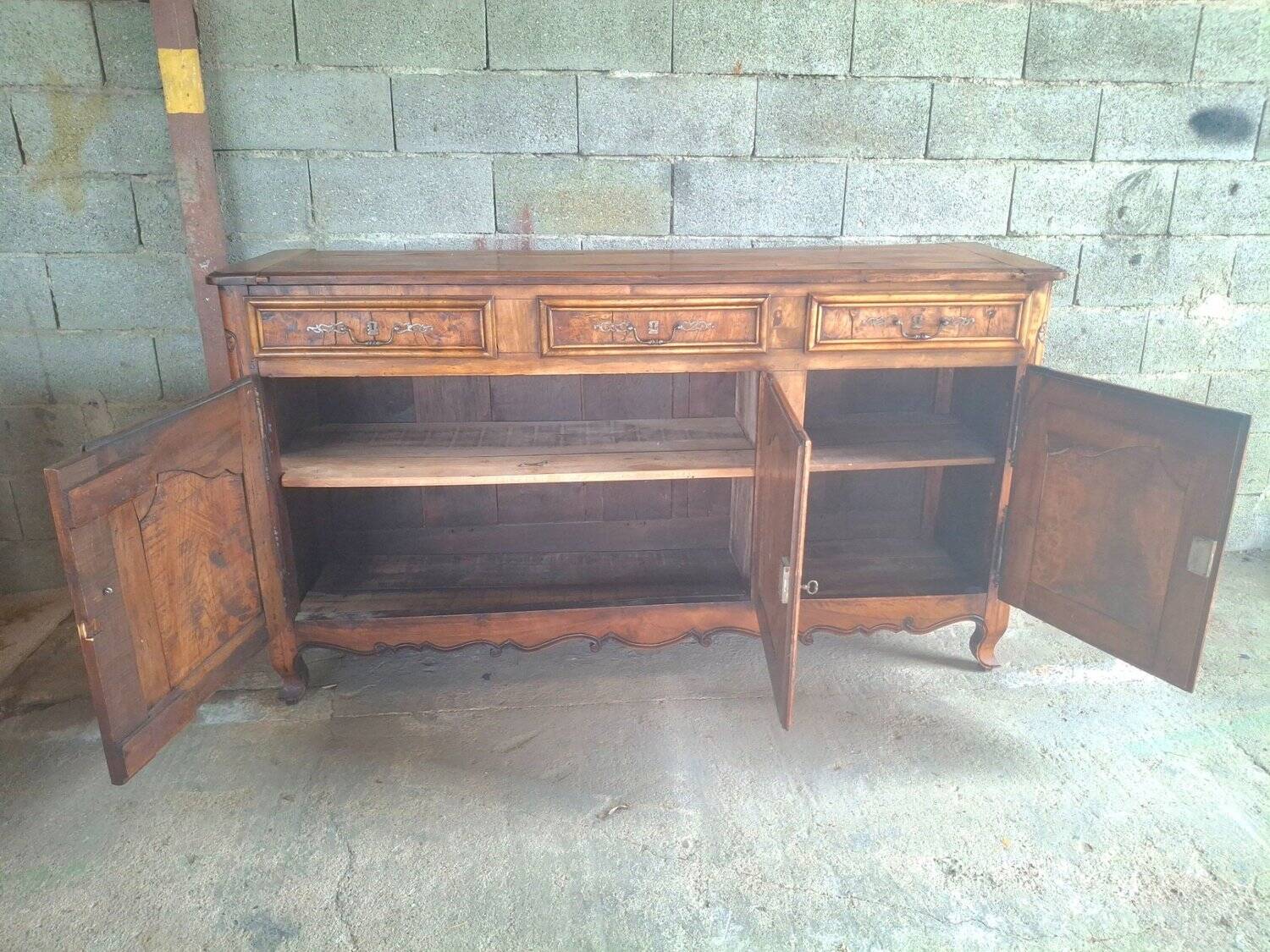 Grand buffet bas Louis XV chêne massif & loupe, quincaillerie fer forgé XVI