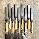 17 couteaux en acier, argent et os monogrammé JE, fin XIXème siècle