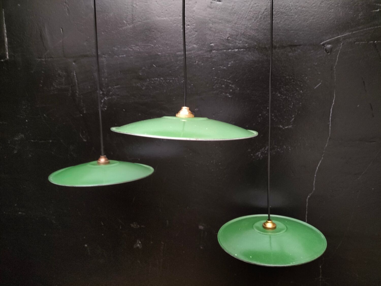 Suspensions in enamelled sheets