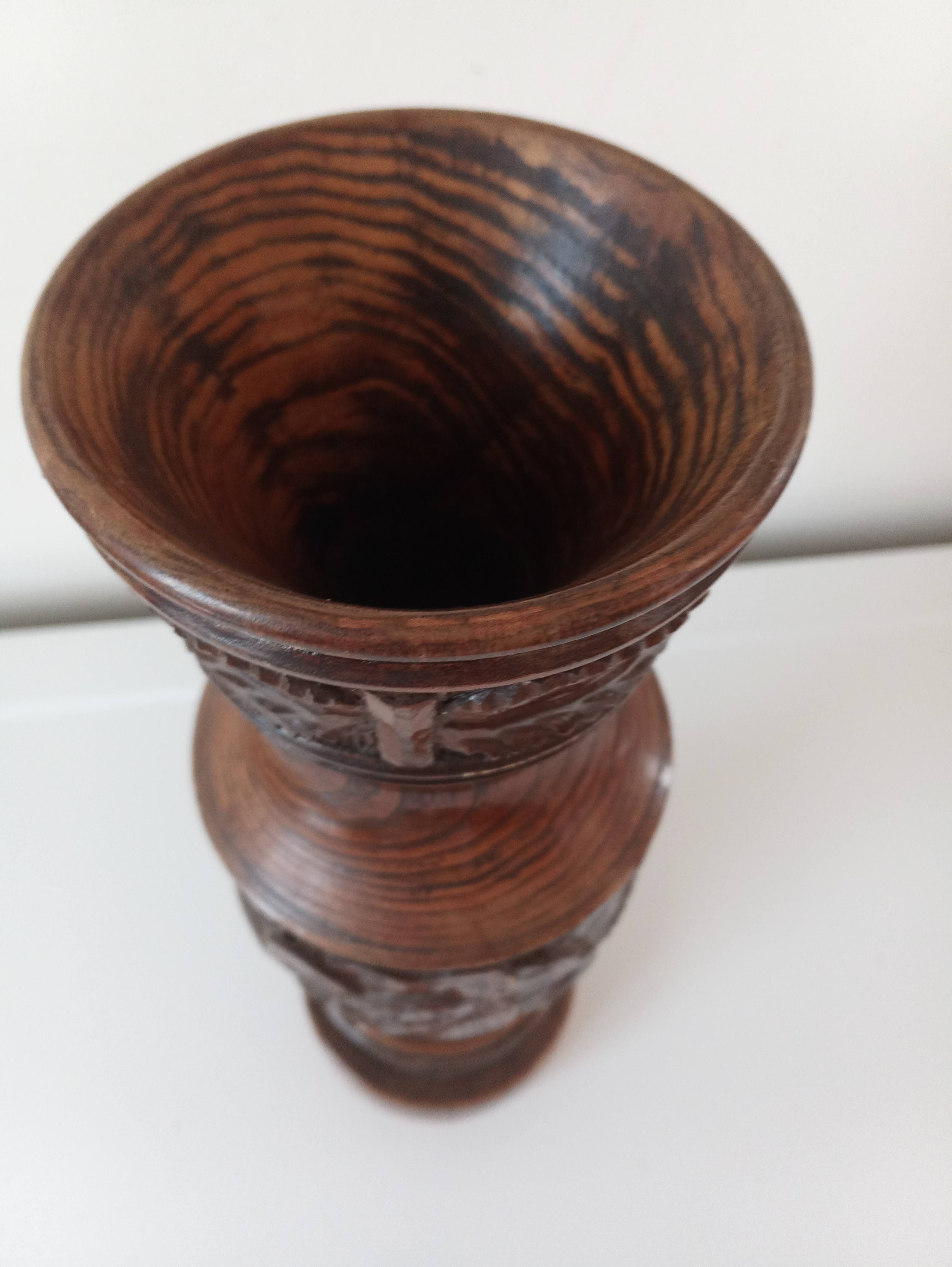 Vase bois massif sculpté à la main
