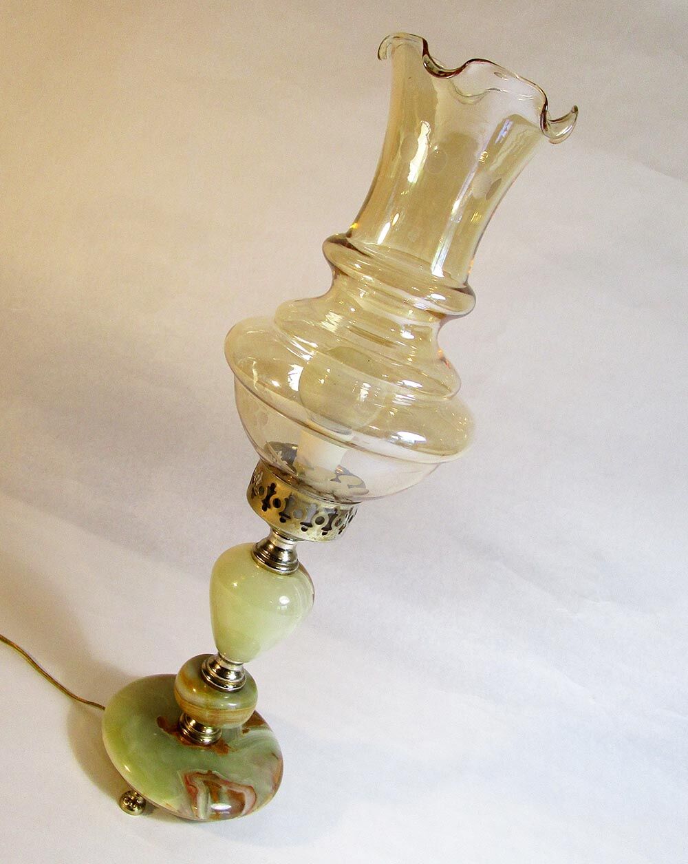 Veined alabaster lamp and glass corolla