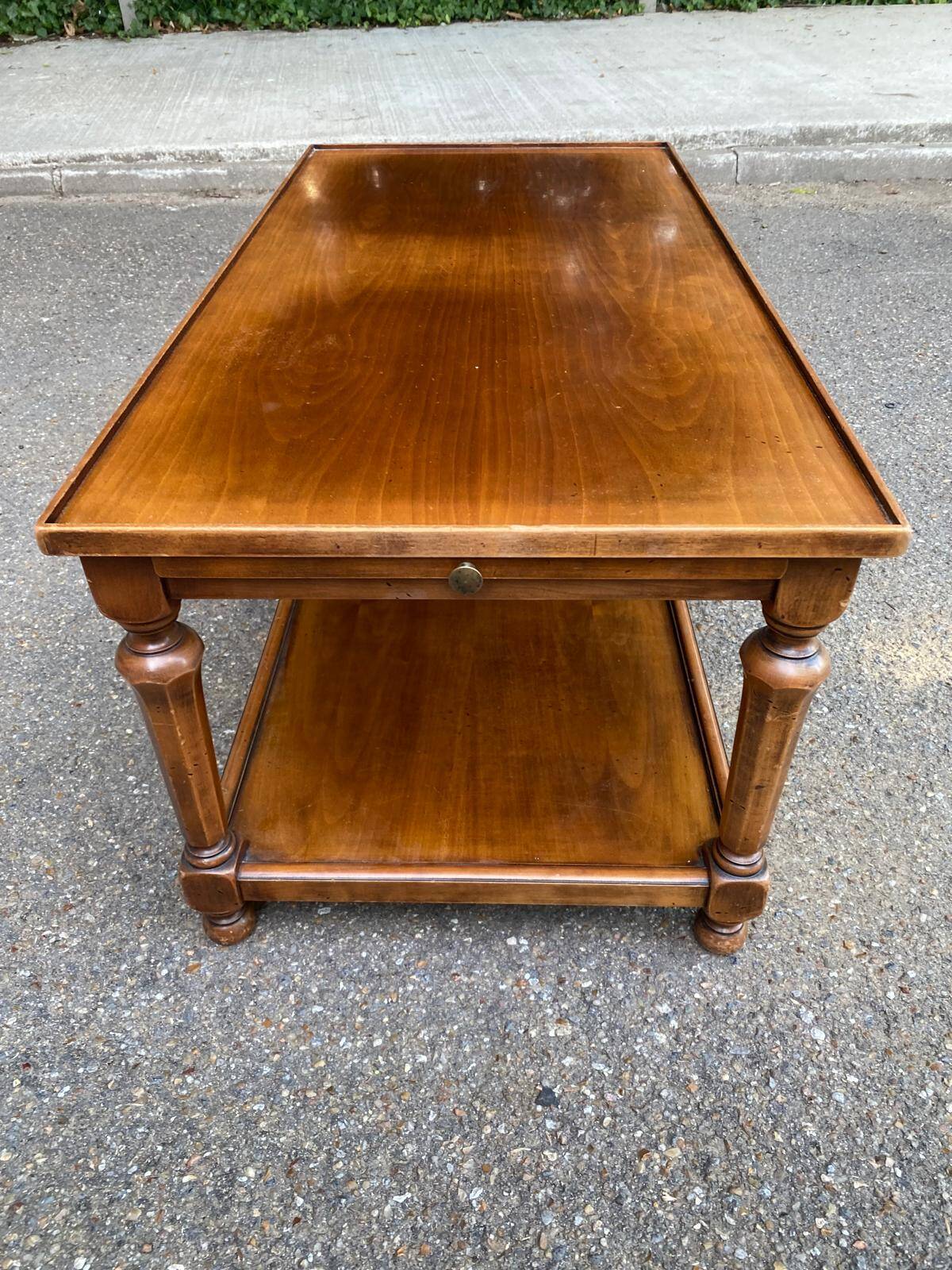 Extendable coffee table in solid wood with two shelves, 100 cm