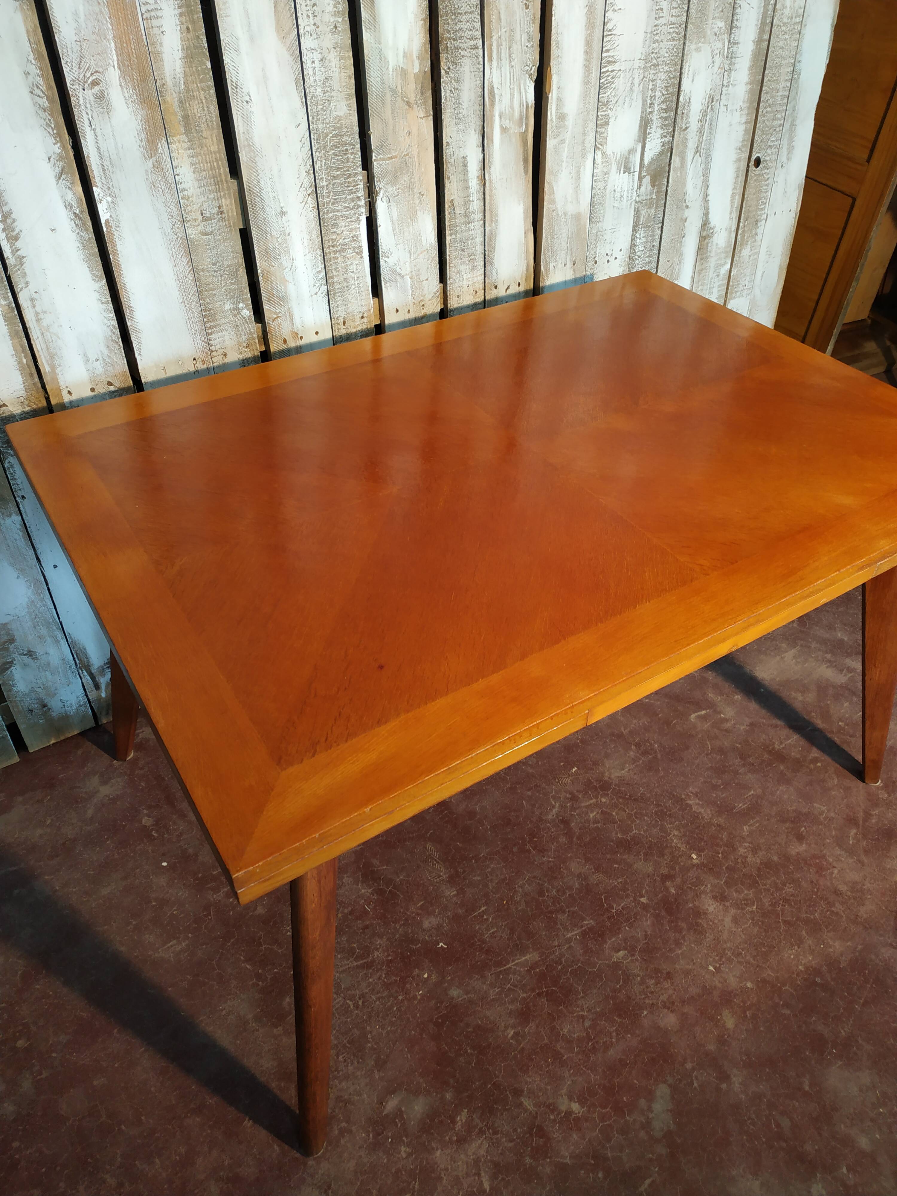 Table scandinave