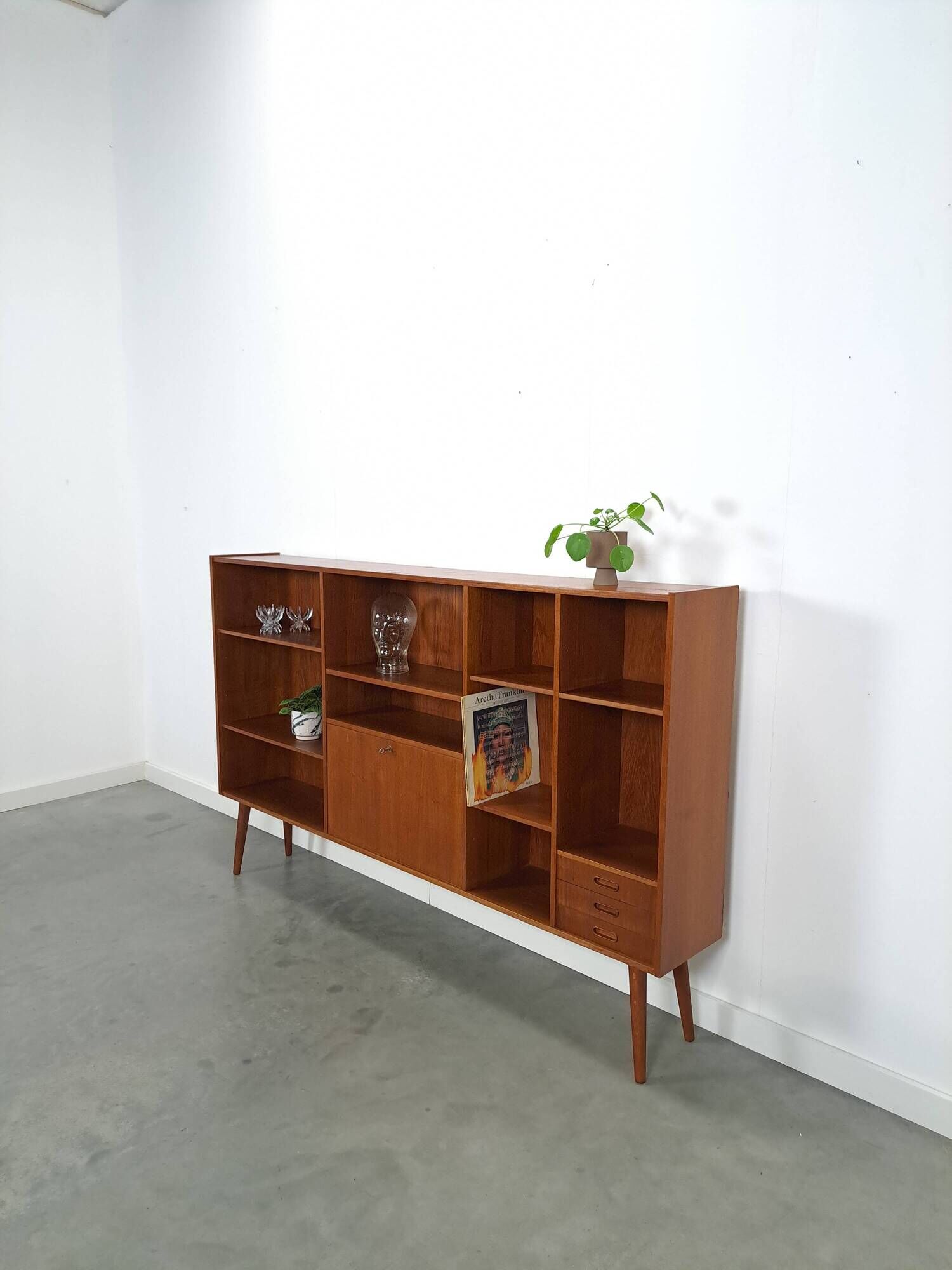 Deens teak brede LP kast met planken, lades en bar met spiegel