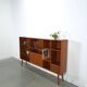 Deens teak brede LP kast met planken, lades en bar met spiegel