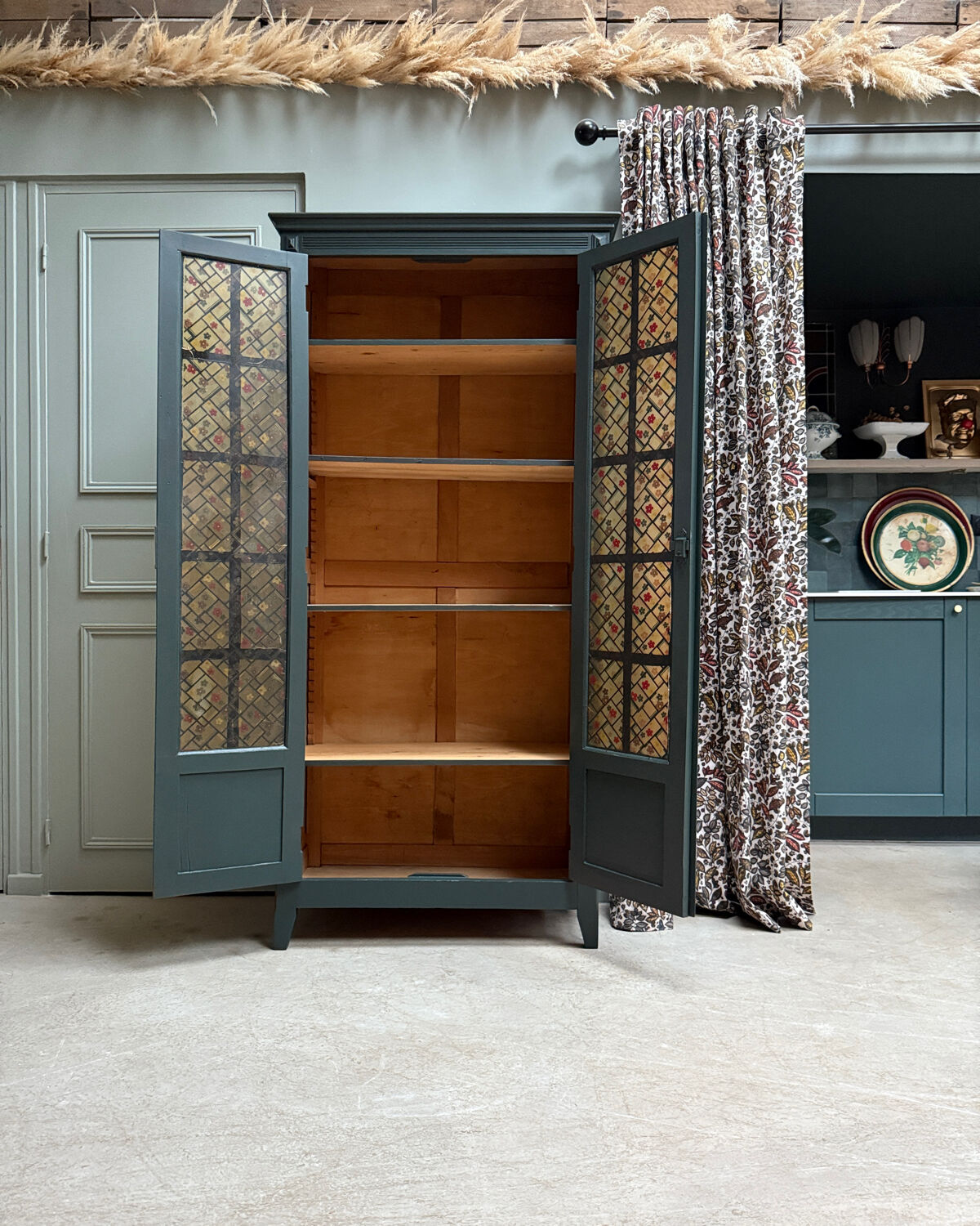 Dark green Parisian display cabinet (renovated)
