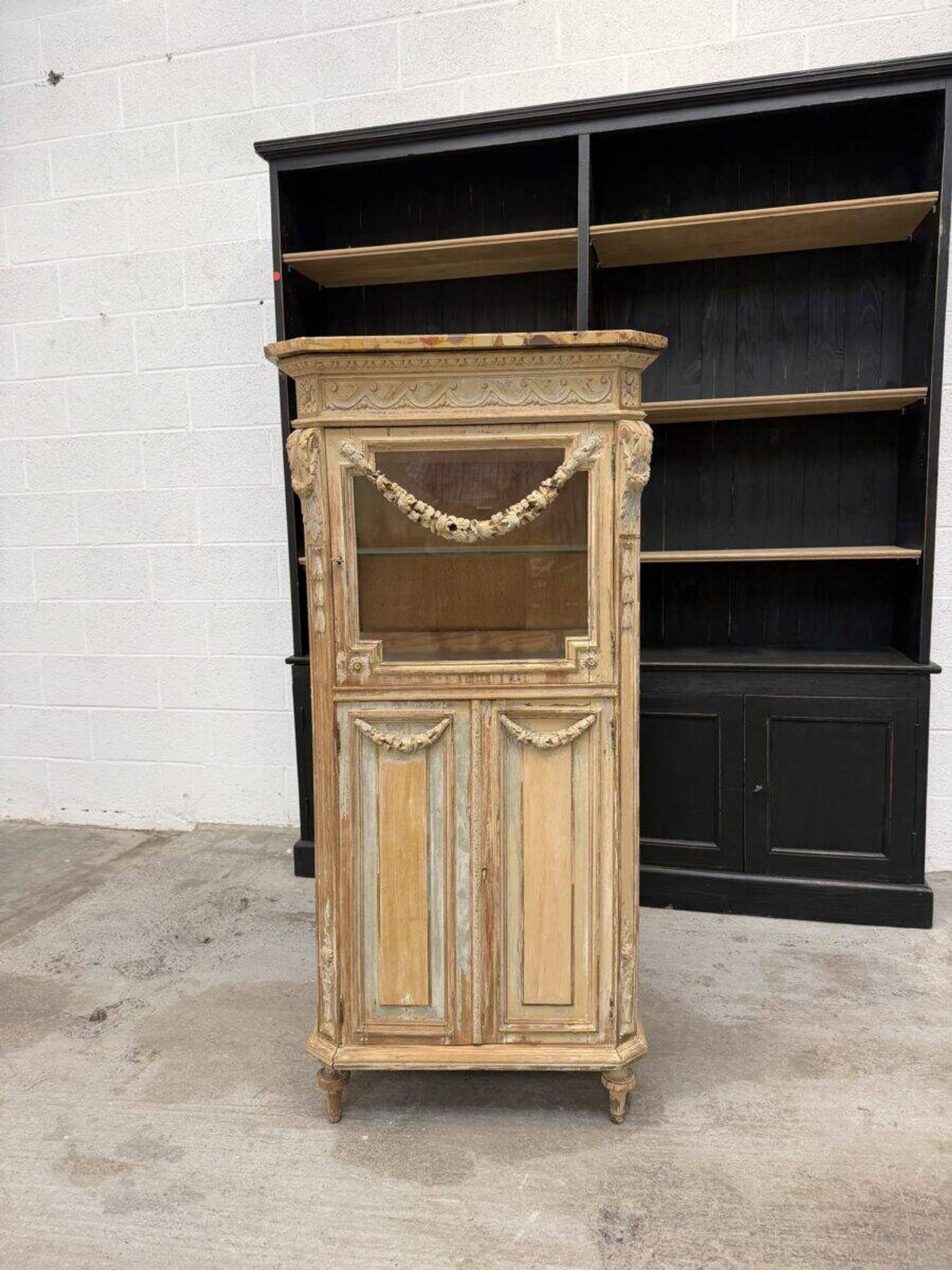 Louis XVI display cabinet from the early 20th century.