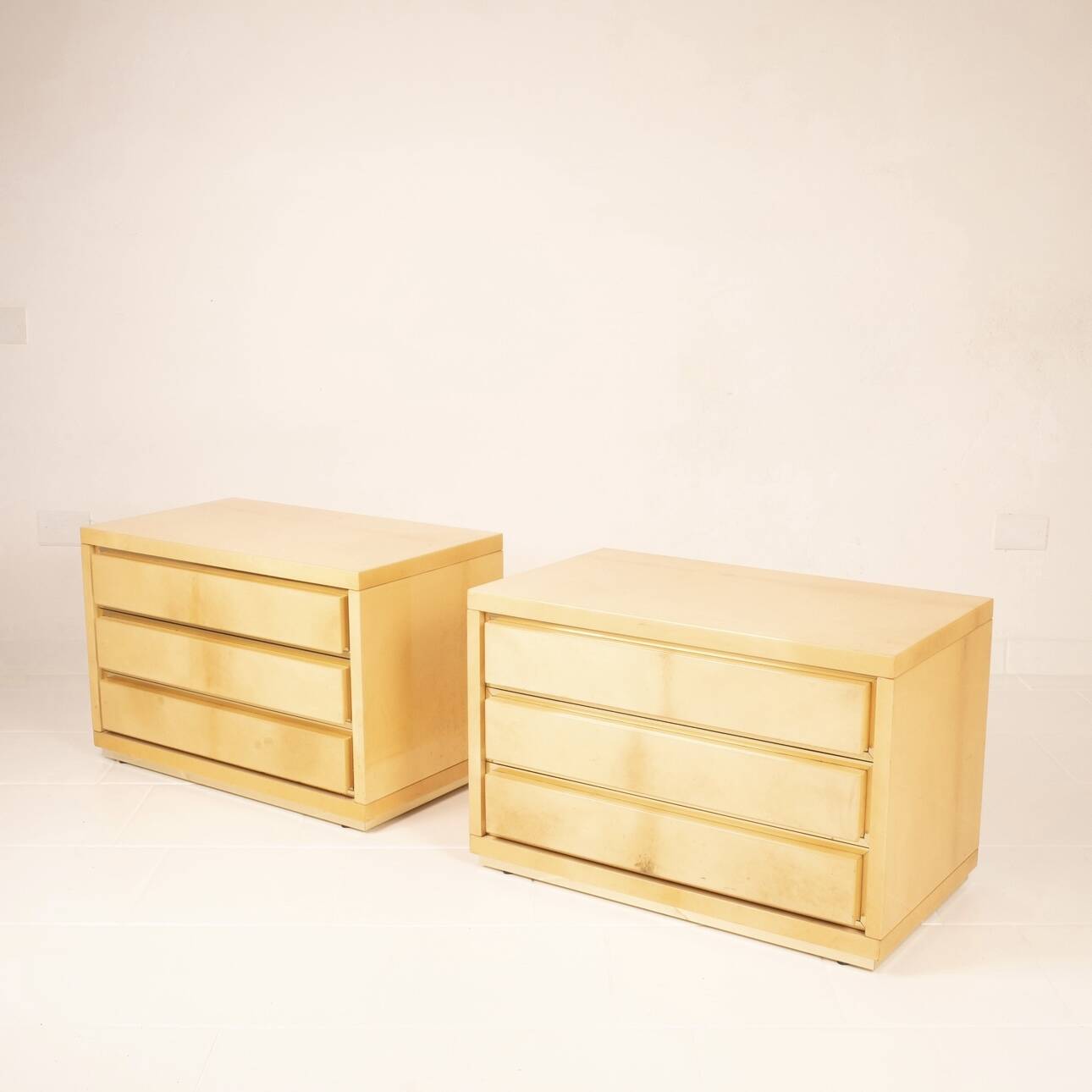 Paire de tables de nuit vintage en parchemin par Aldo Tura, années 1960.