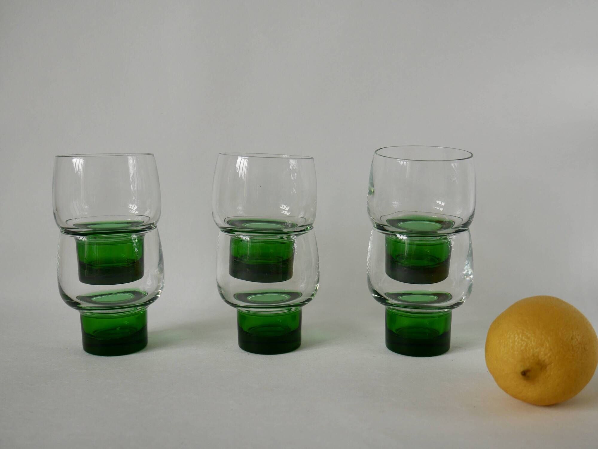 Set of 6 designer wine glasses with green feet from the 70s