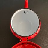 Théière rouge en tôle émaillée