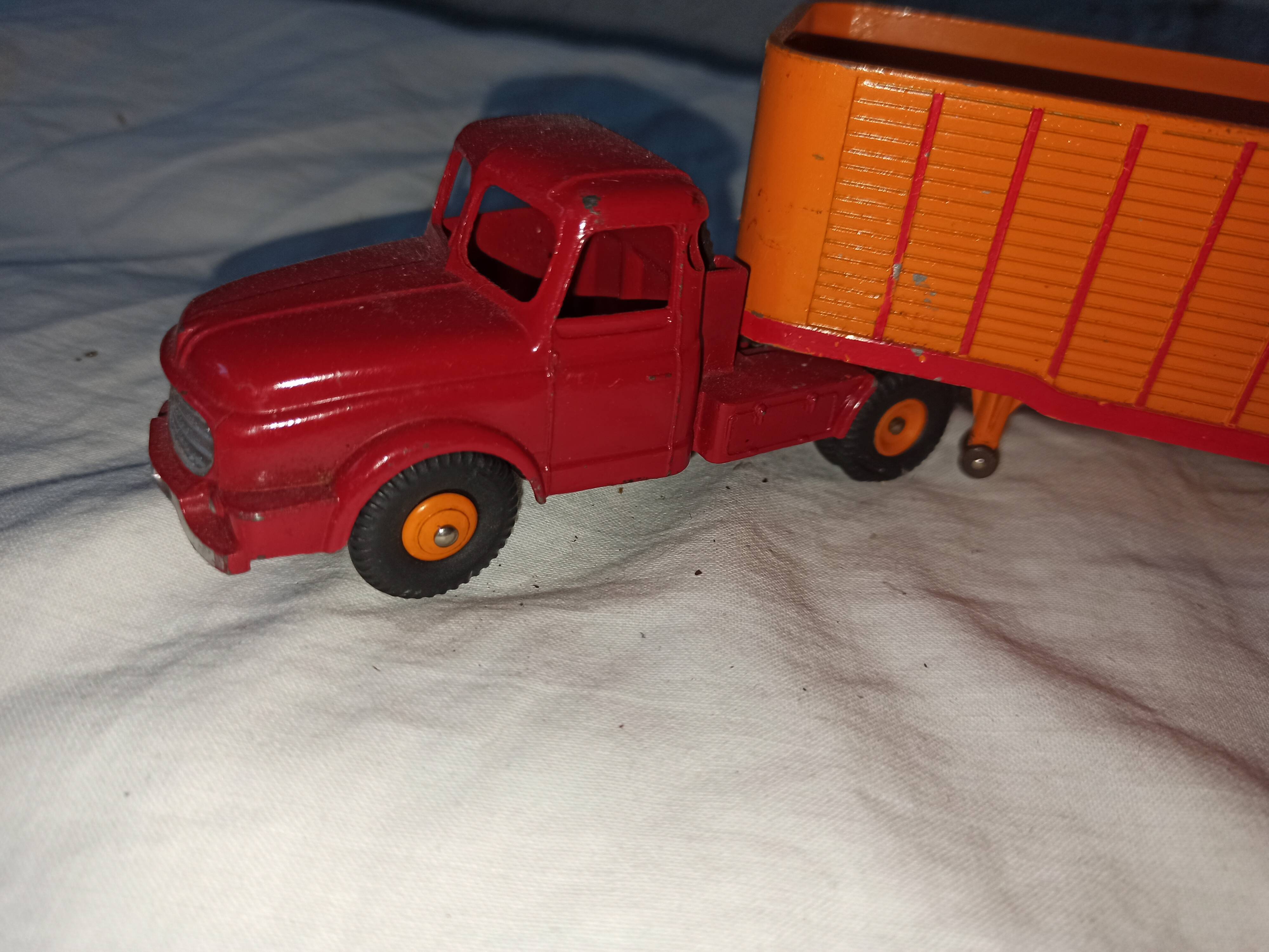 1 fiche + certif. DINKY TOYS ATLAS repro ref 38 A, Camion UNIC multibenne