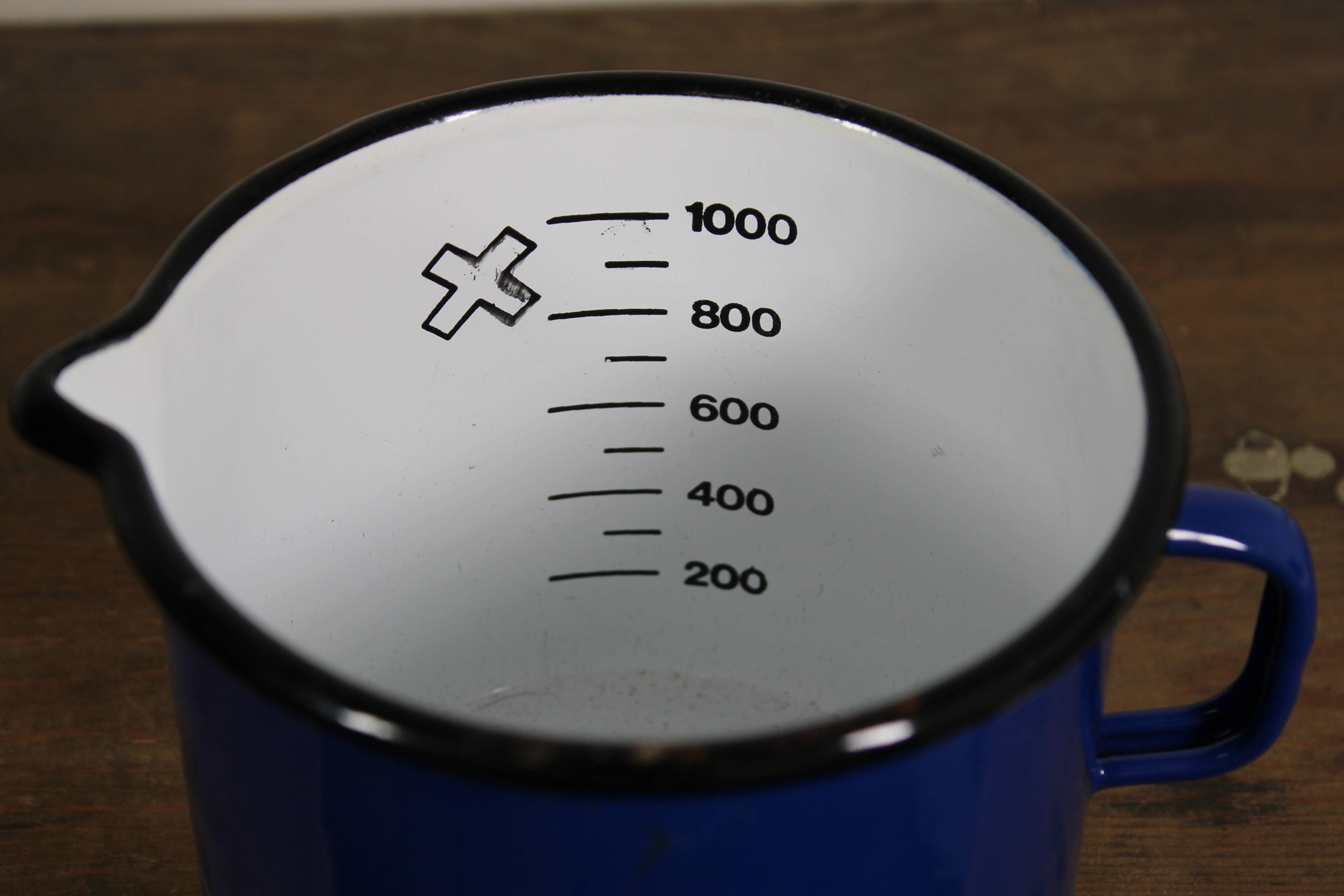 Enamelled sheet metal dosing broc